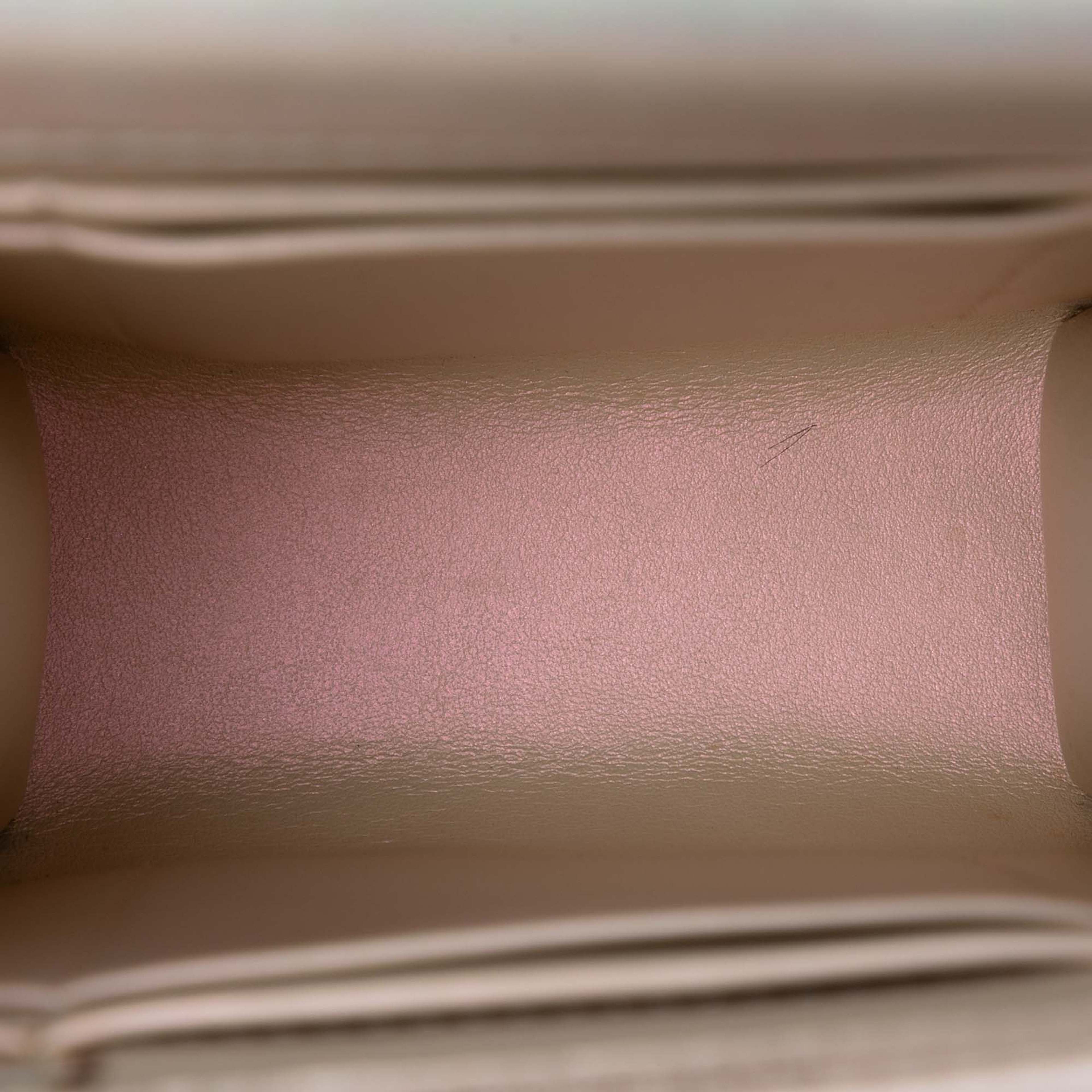 Chanel Cc Quilted Iridescent Lambskin Phone Holder With Chain, från Luxclusif, i färgen pearl. Klicka för att öppna bilden i stort format