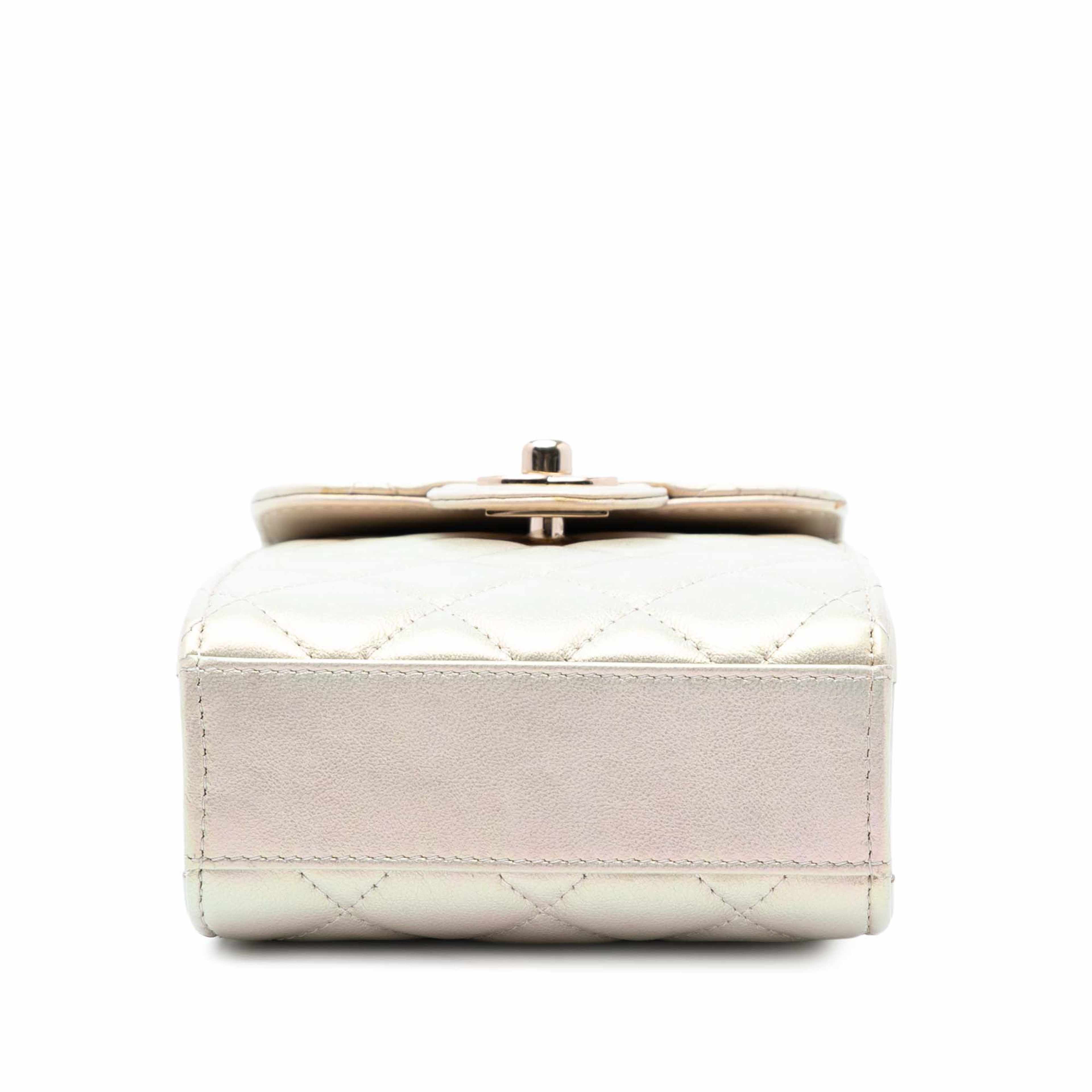 Chanel Cc Quilted Iridescent Lambskin Phone Holder With Chain, från Luxclusif, i färgen pearl. Klicka för att öppna bilden i stort format