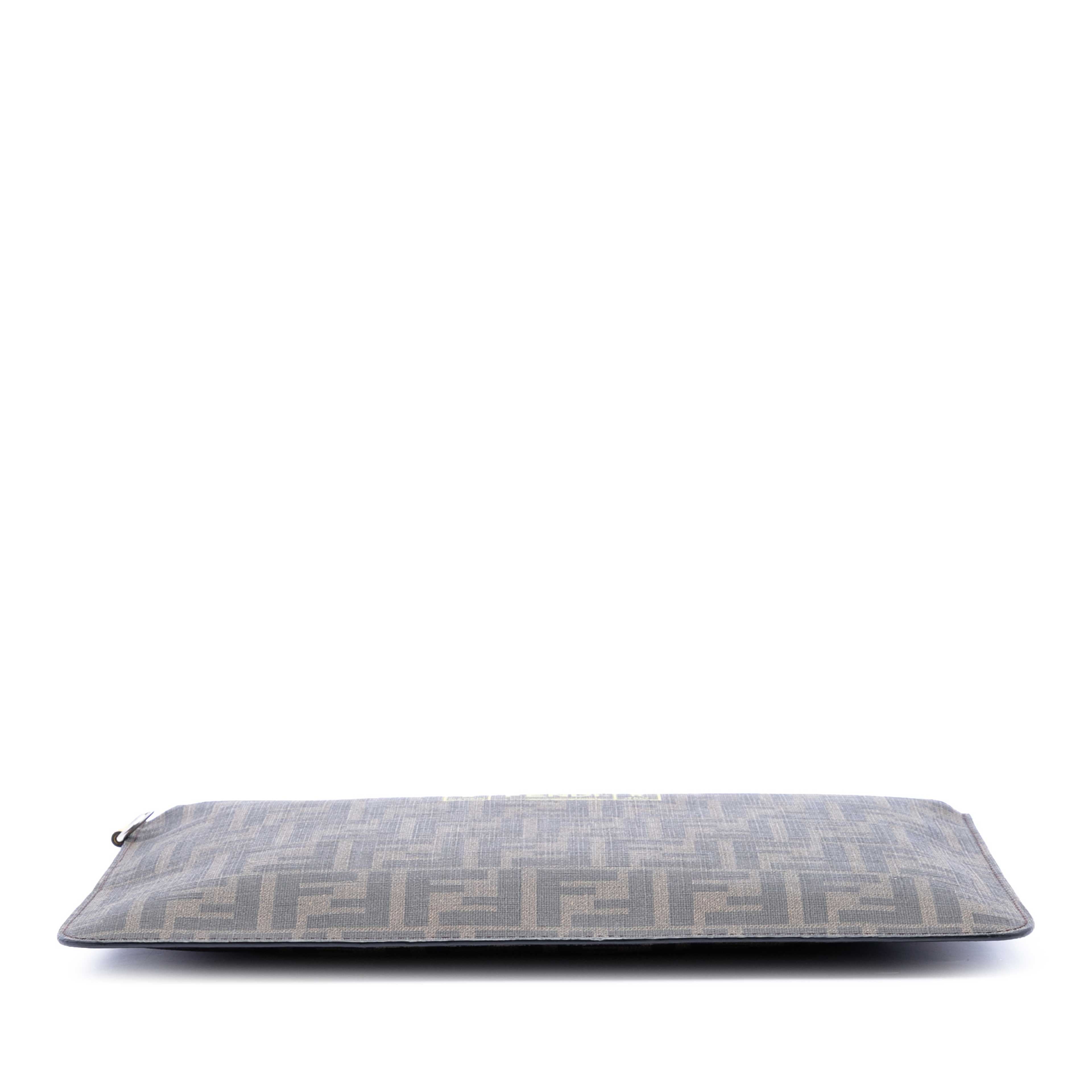 Fendi Zucca Coated Canvas Roma Amor Zip Pouch, från Luxclusif, i färgen brown. Klicka för att öppna bilden i stort format