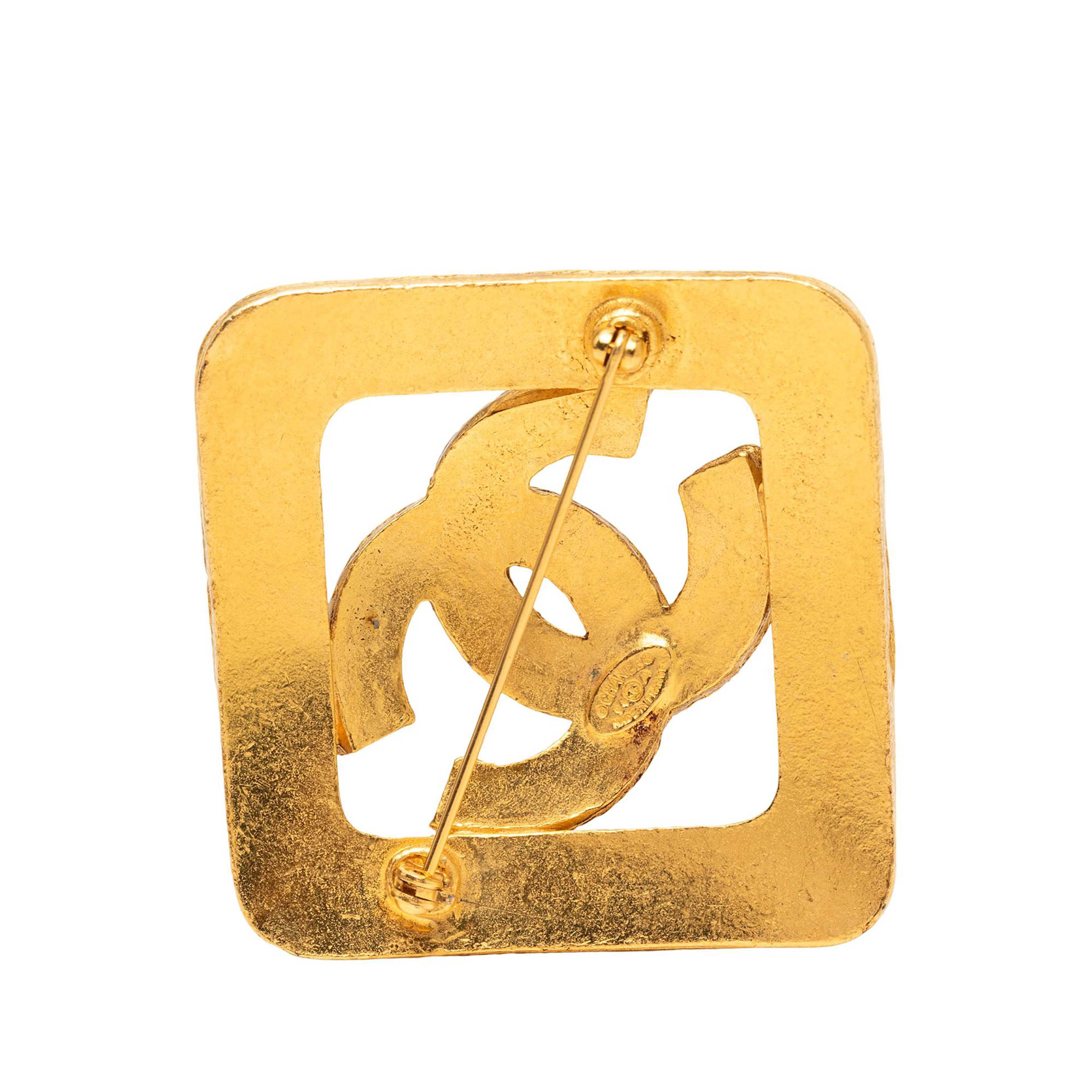 Chanel Cc Gold Plated Diamond Brooch, från Luxclusif, i färgen guld. Klicka för att öppna bilden i stort format