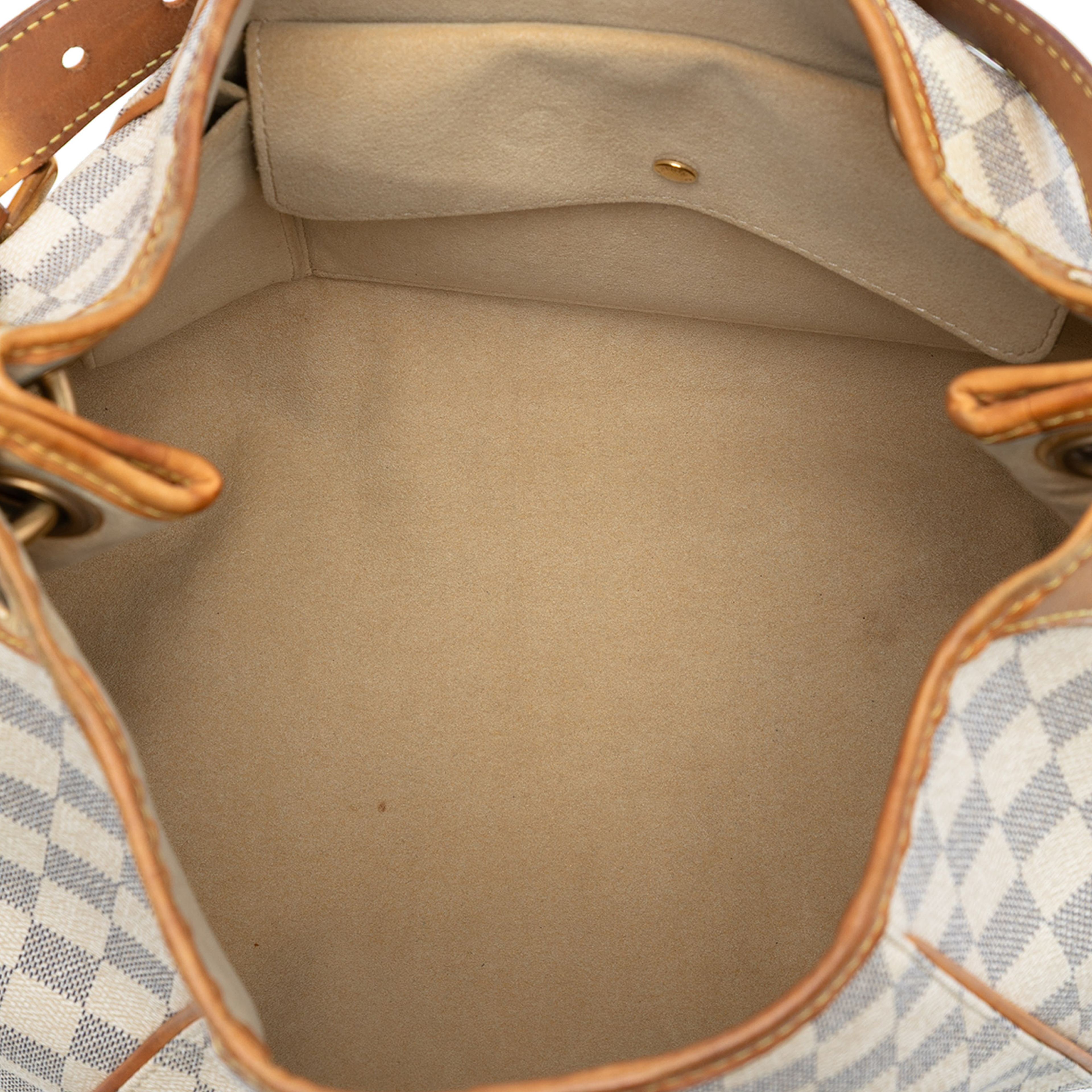 Louis Vuitton Damier Azur Galliera Pm, från Luxclusif, i färgen white. Klicka för att öppna bilden i stort format