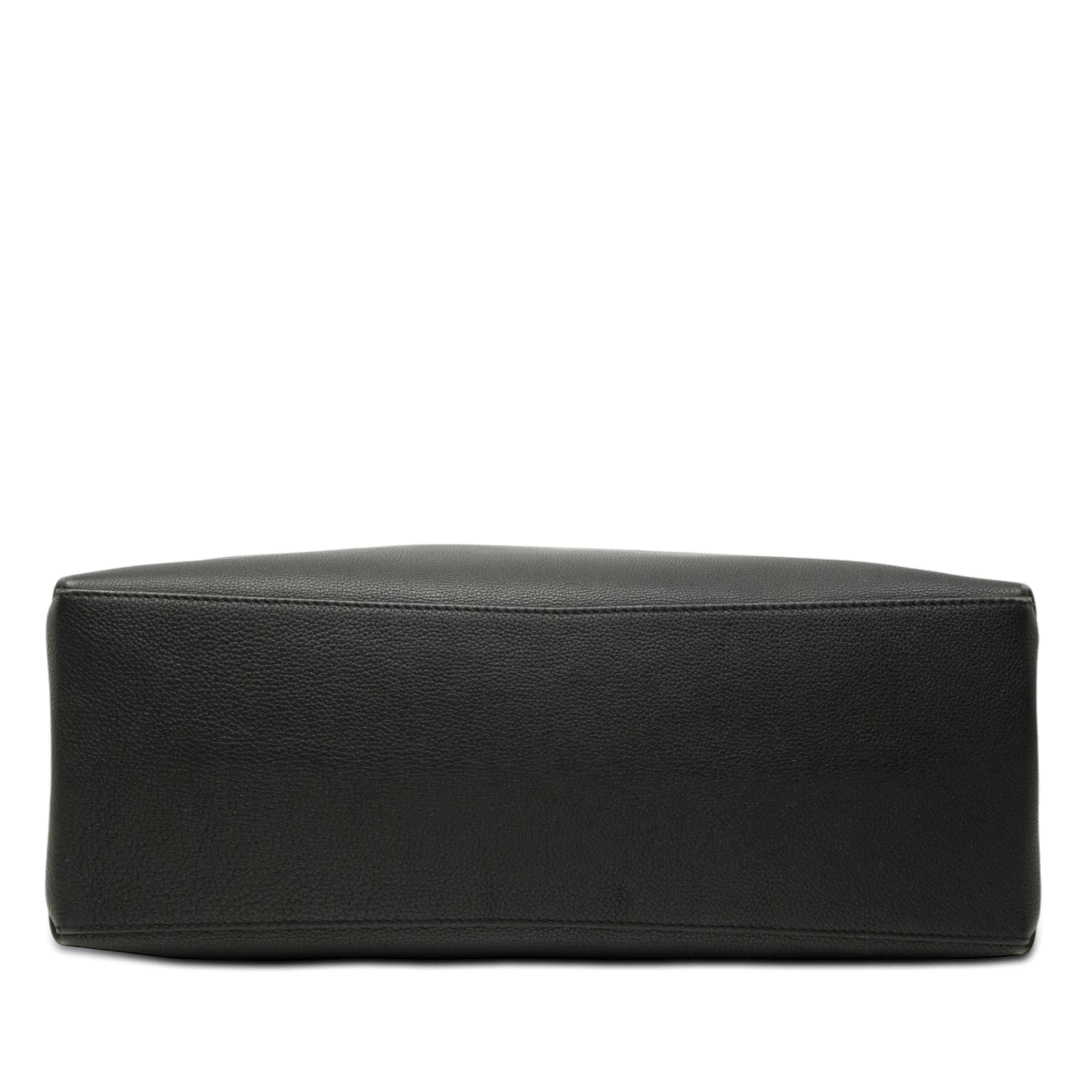 Louis Vuitton Leather Lockme Shopper Tote, från Luxclusif, i färgen black. Klicka för att öppna bilden i stort format