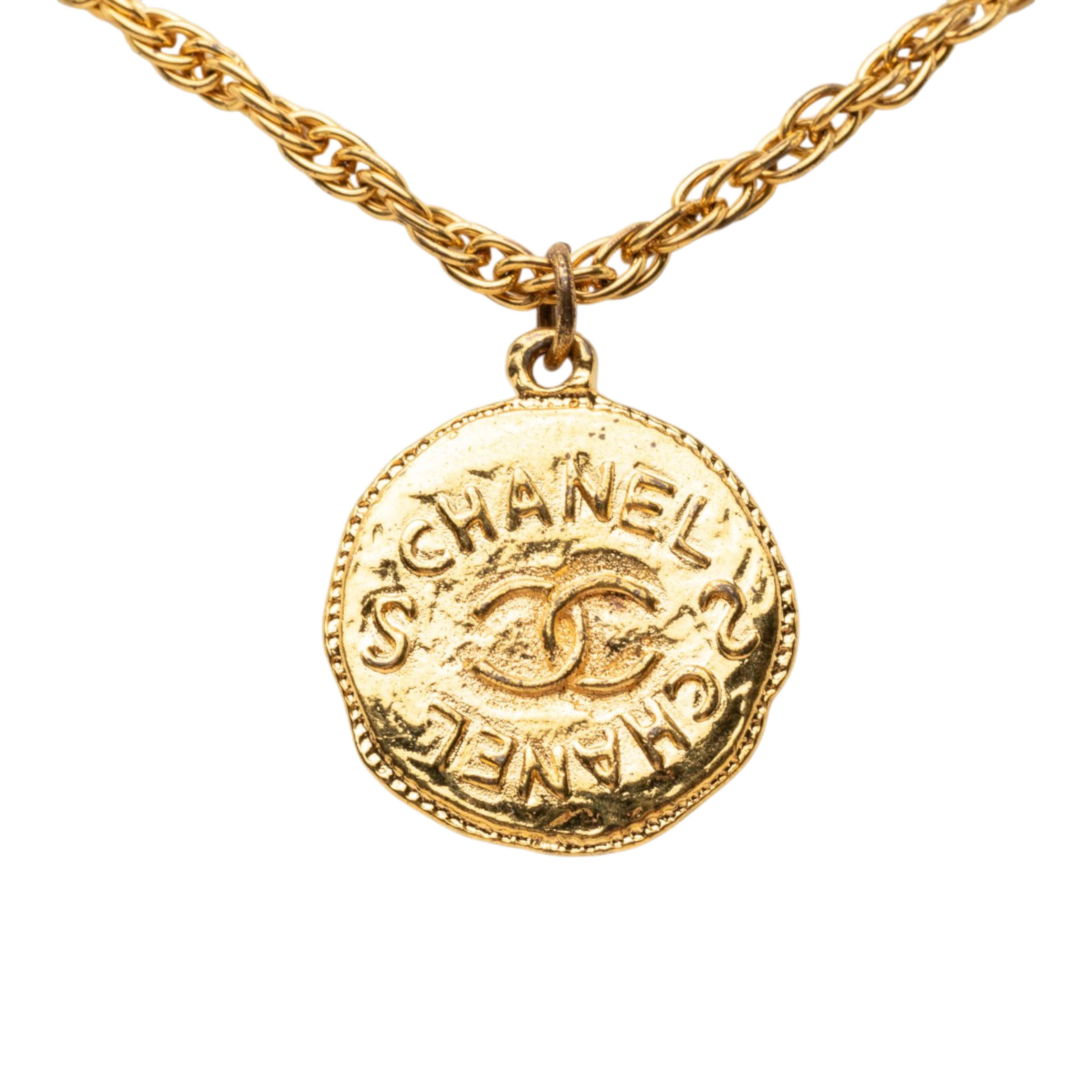 Chanel Cc Gold Plated Medallion Pendant Necklace, från Luxclusif, i färgen guld. Klicka för att öppna bilden i stort format