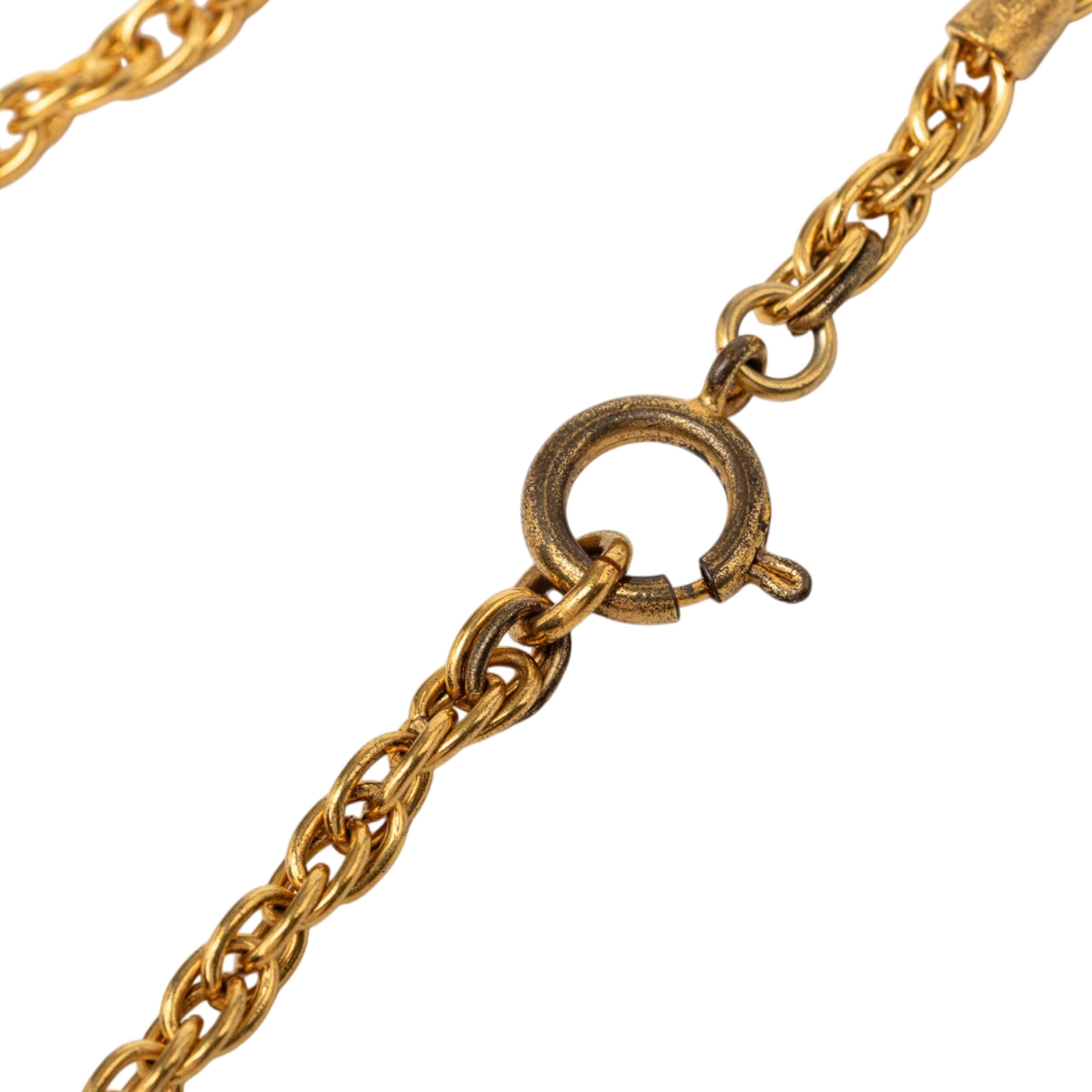 Chanel Cc Gold Plated Medallion Pendant Necklace, från Luxclusif, i färgen guld. Klicka för att öppna bilden i stort format