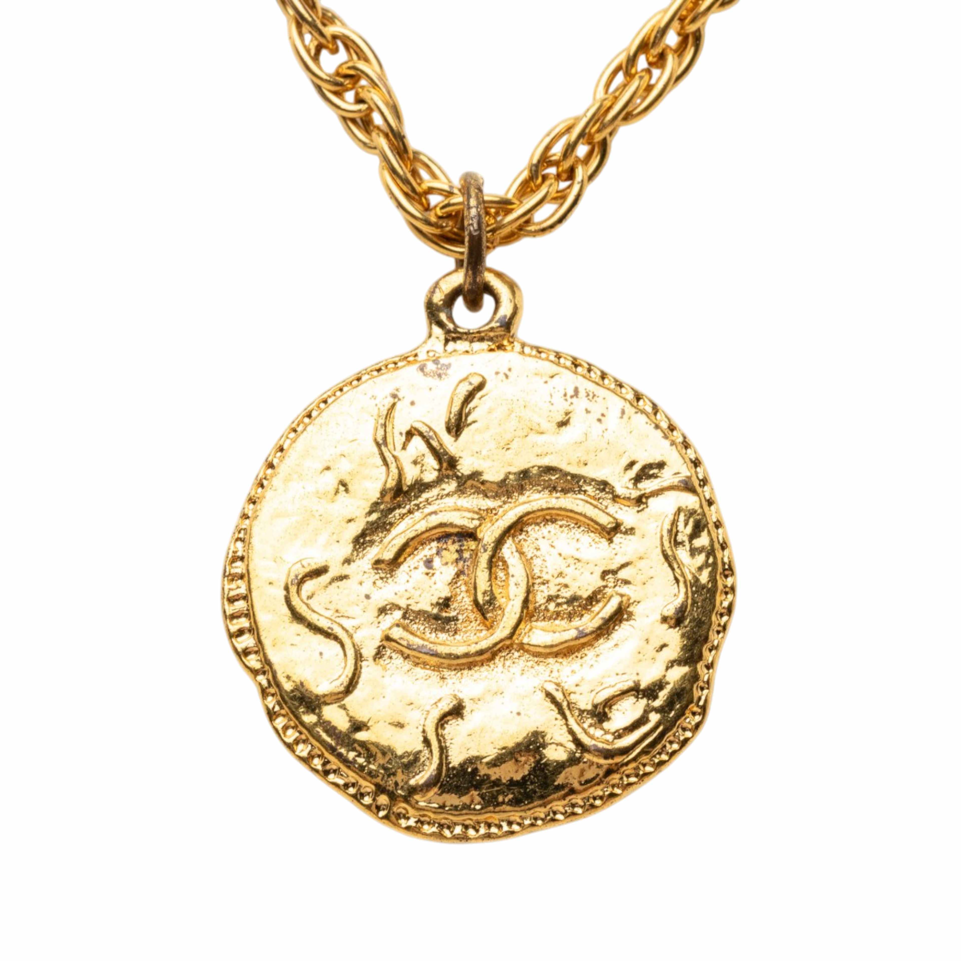 Chanel Cc Gold Plated Medallion Pendant Necklace, från Luxclusif, i färgen guld. Klicka för att öppna bilden i stort format