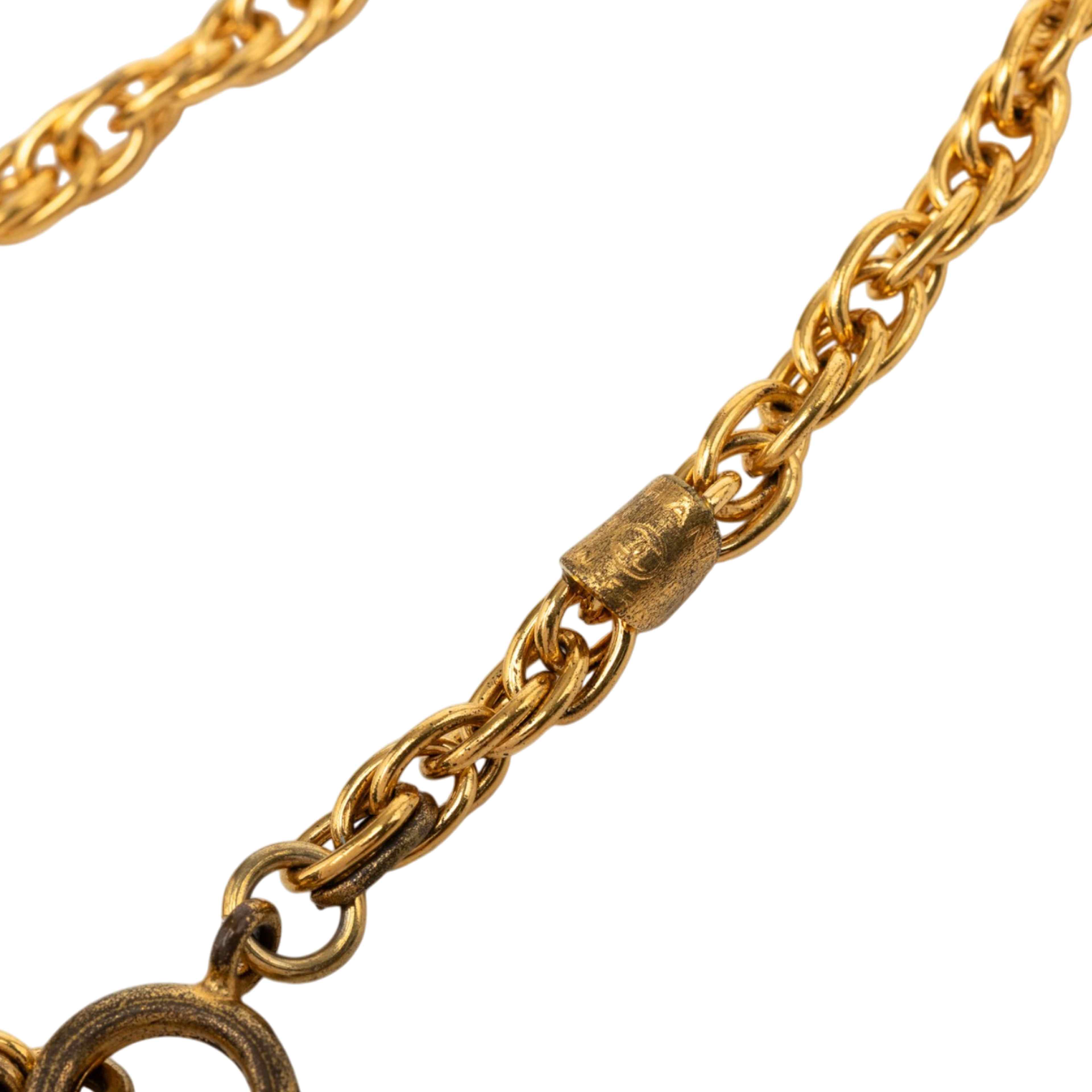 Chanel Cc Gold Plated Medallion Pendant Necklace, från Luxclusif, i färgen guld. Klicka för att öppna bilden i stort format