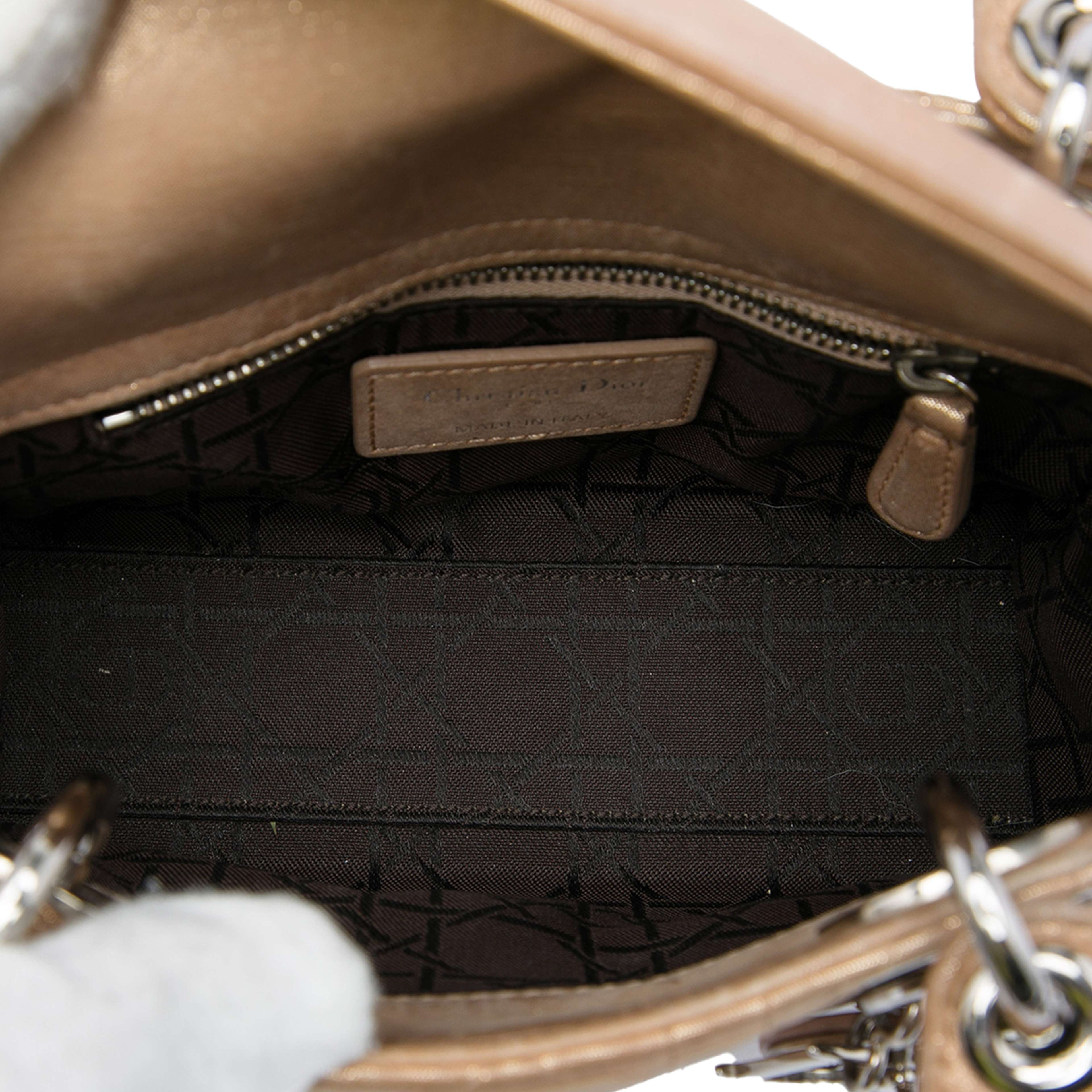 Dior Mini Iridescent Lambskin Cannage Lady Dior, från Luxclusif, i färgen beige. Klicka för att öppna bilden i stort format