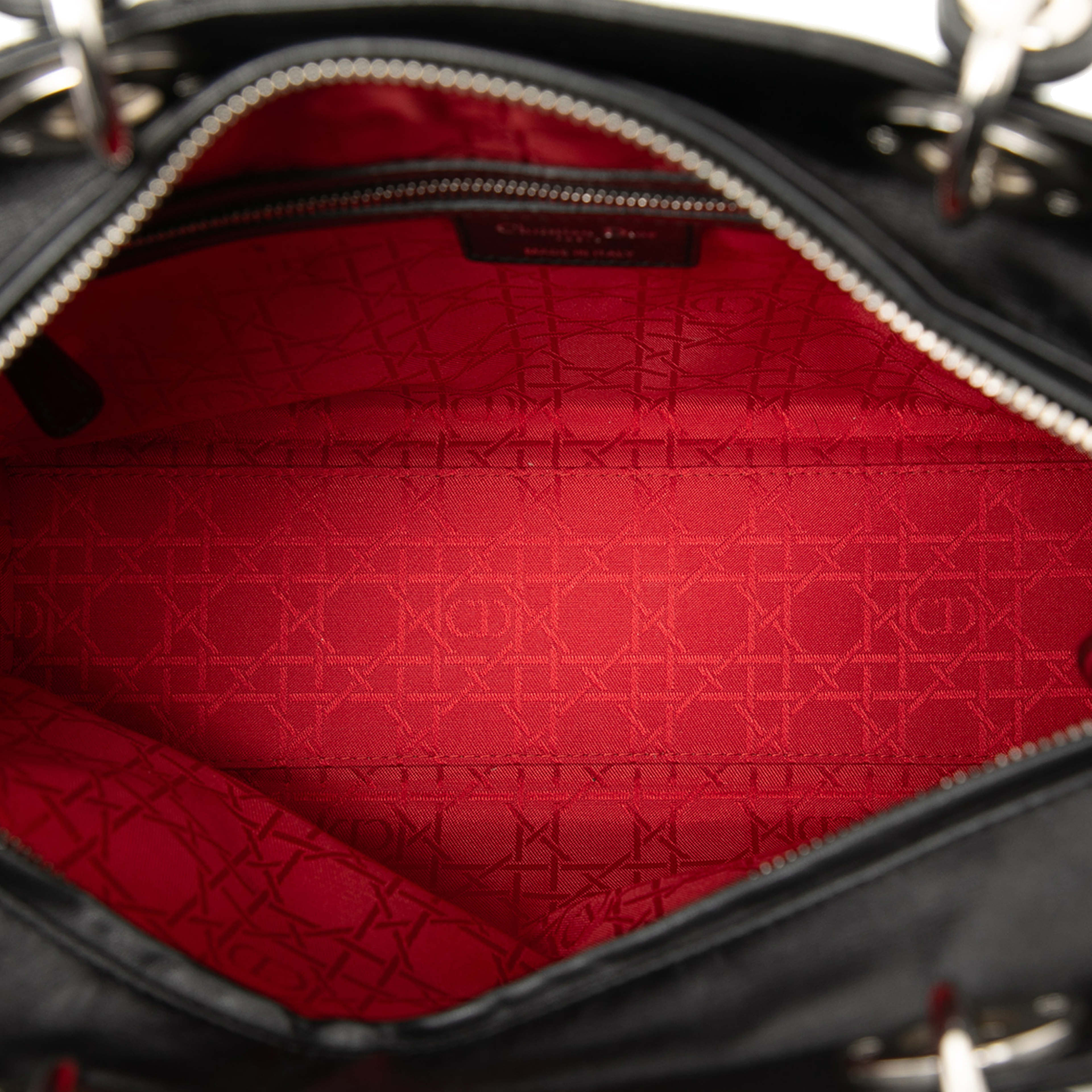 Dior Large Lambskin Cannage Lady Dior, från Luxclusif, i färgen black. Klicka för att öppna bilden i stort format