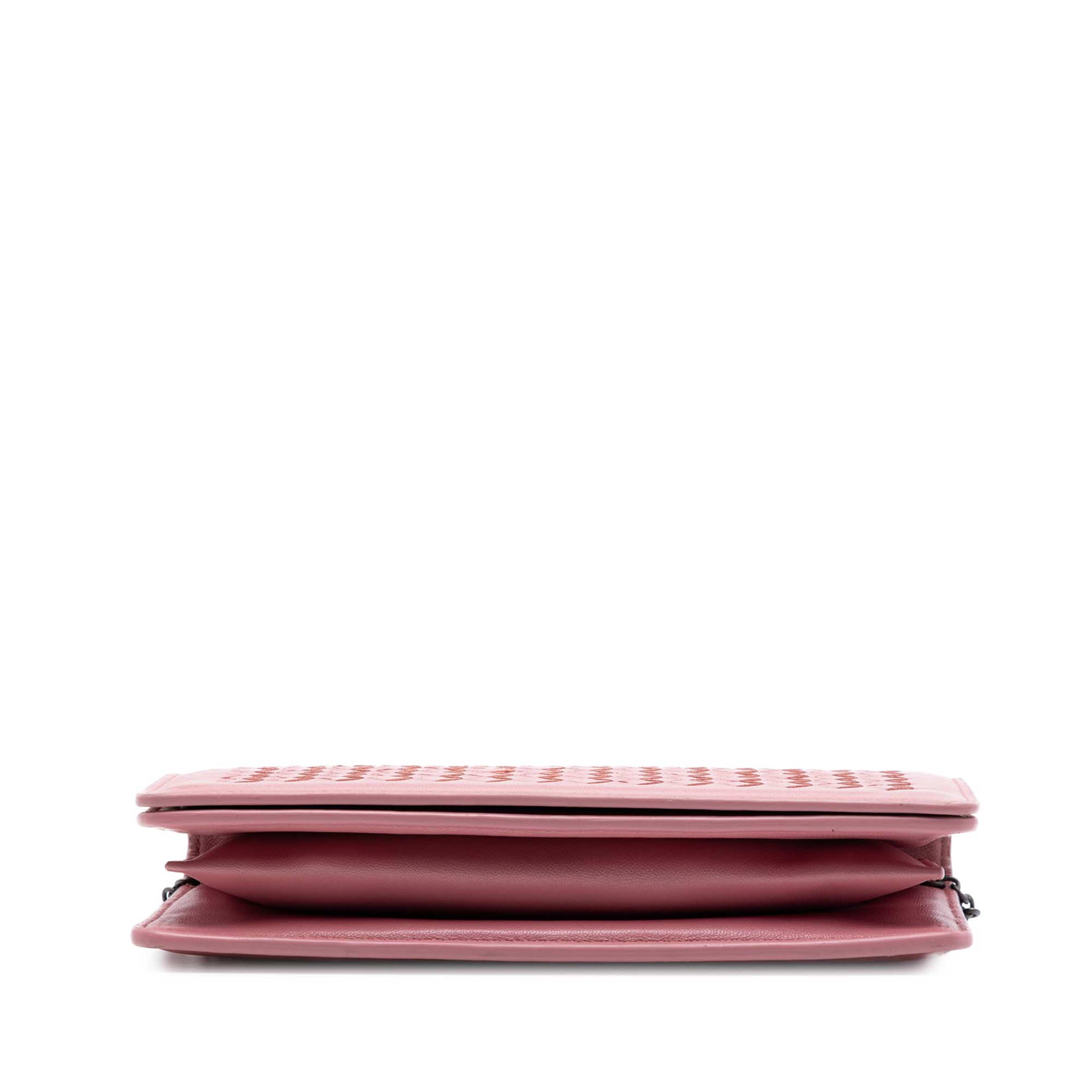 Bottega Veneta Nappa Intrecciato Continental Wallet On Chain, från Luxclusif, i färgen rosa. Klicka för att öppna bilden i stort format