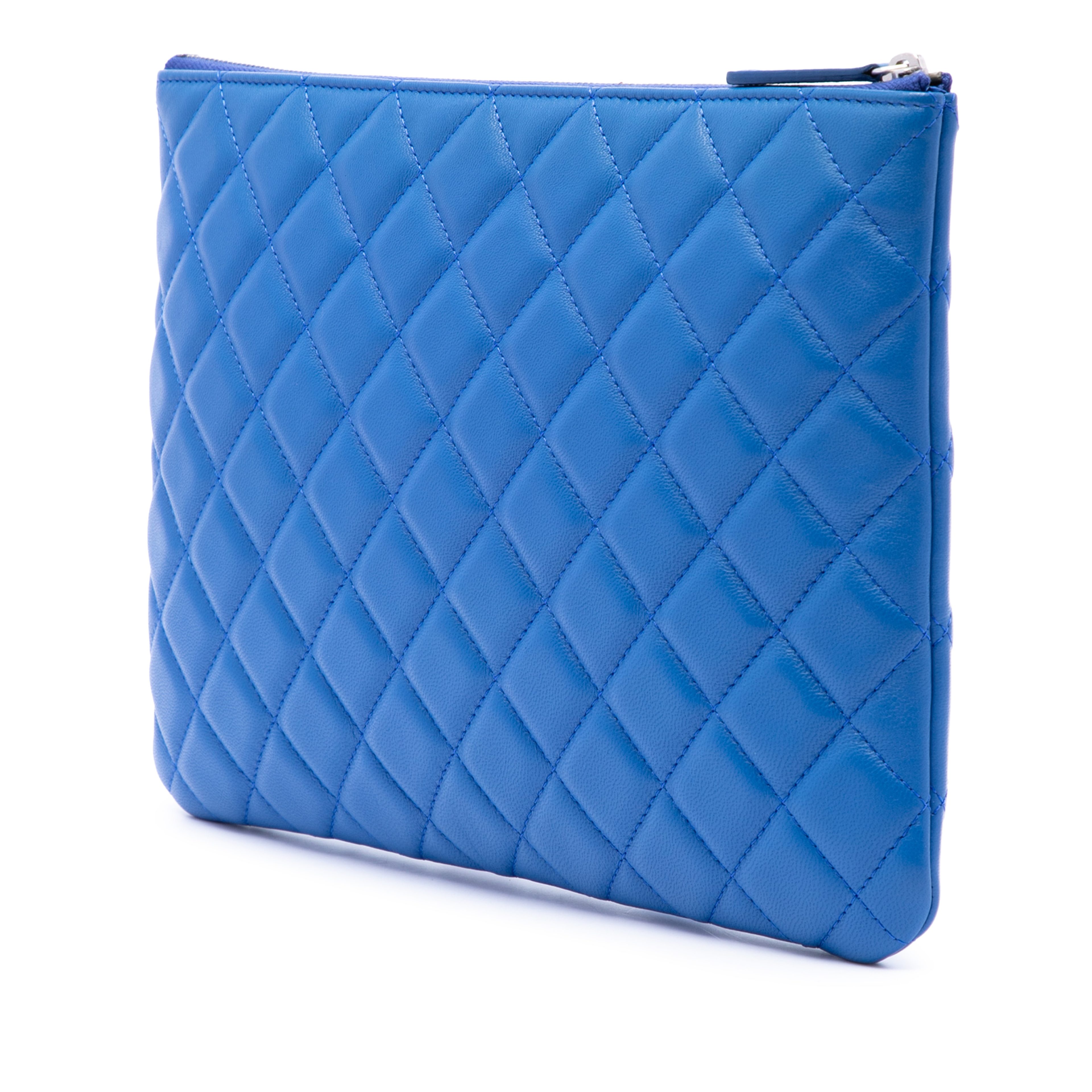 Chanel Medium Quilted Lambskin O Case Clutch, från Luxclusif, i färgen blå. Klicka för att öppna bilden i stort format