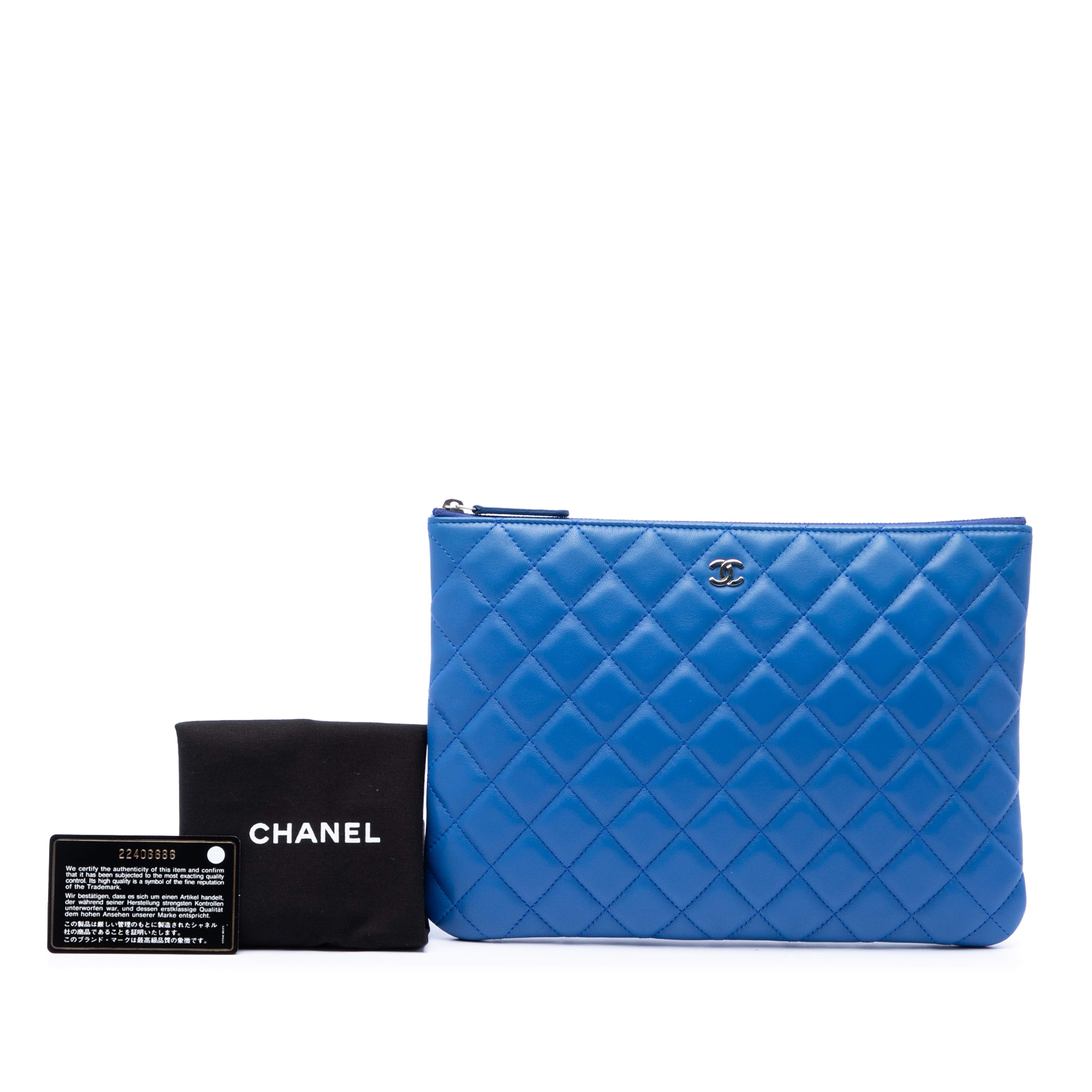 Chanel Medium Quilted Lambskin O Case Clutch, från Luxclusif, i färgen blå. Klicka för att öppna bilden i stort format