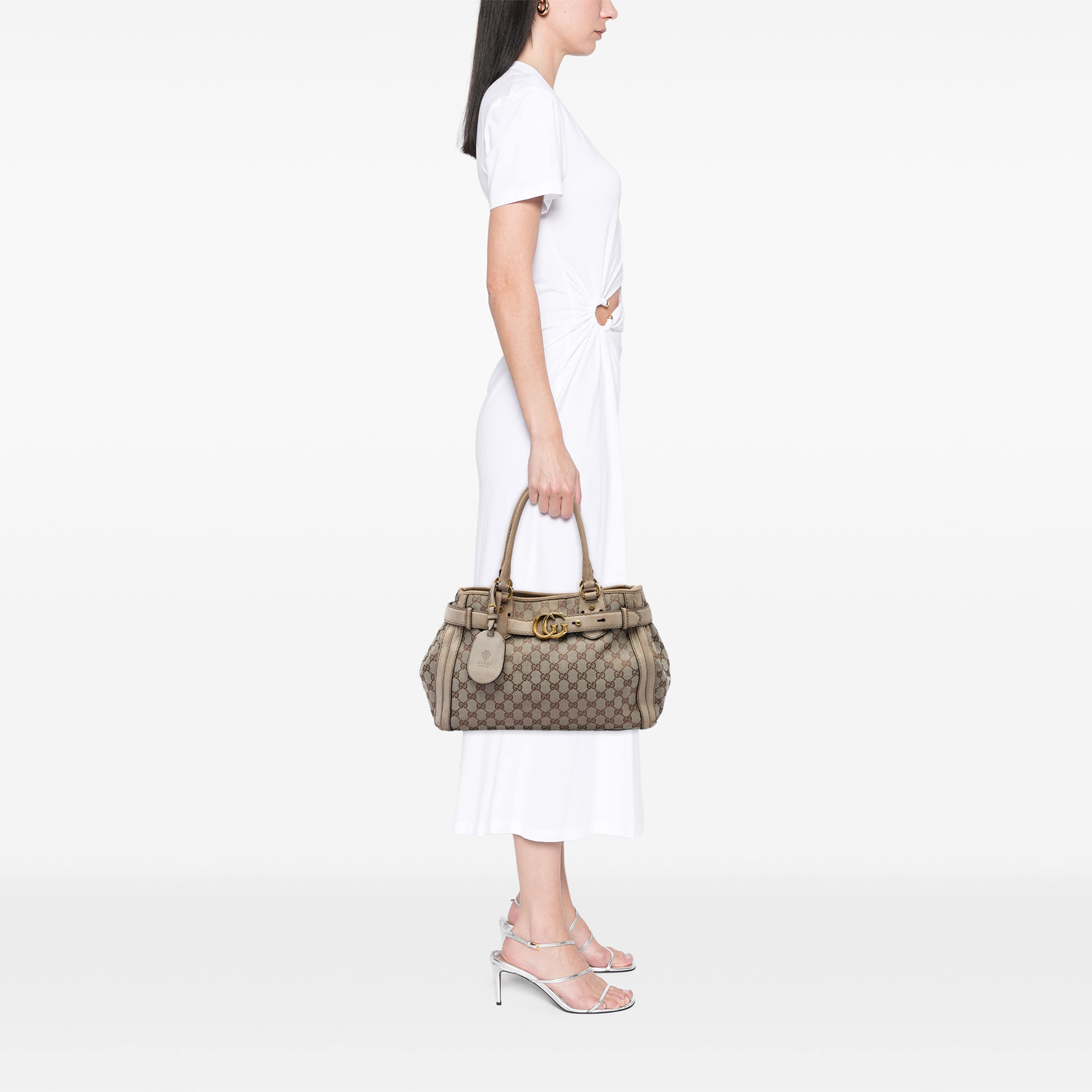 Gucci Gg Canvas Running Tote, från Luxclusif, i färgen beige. Klicka för att öppna bilden i stort format