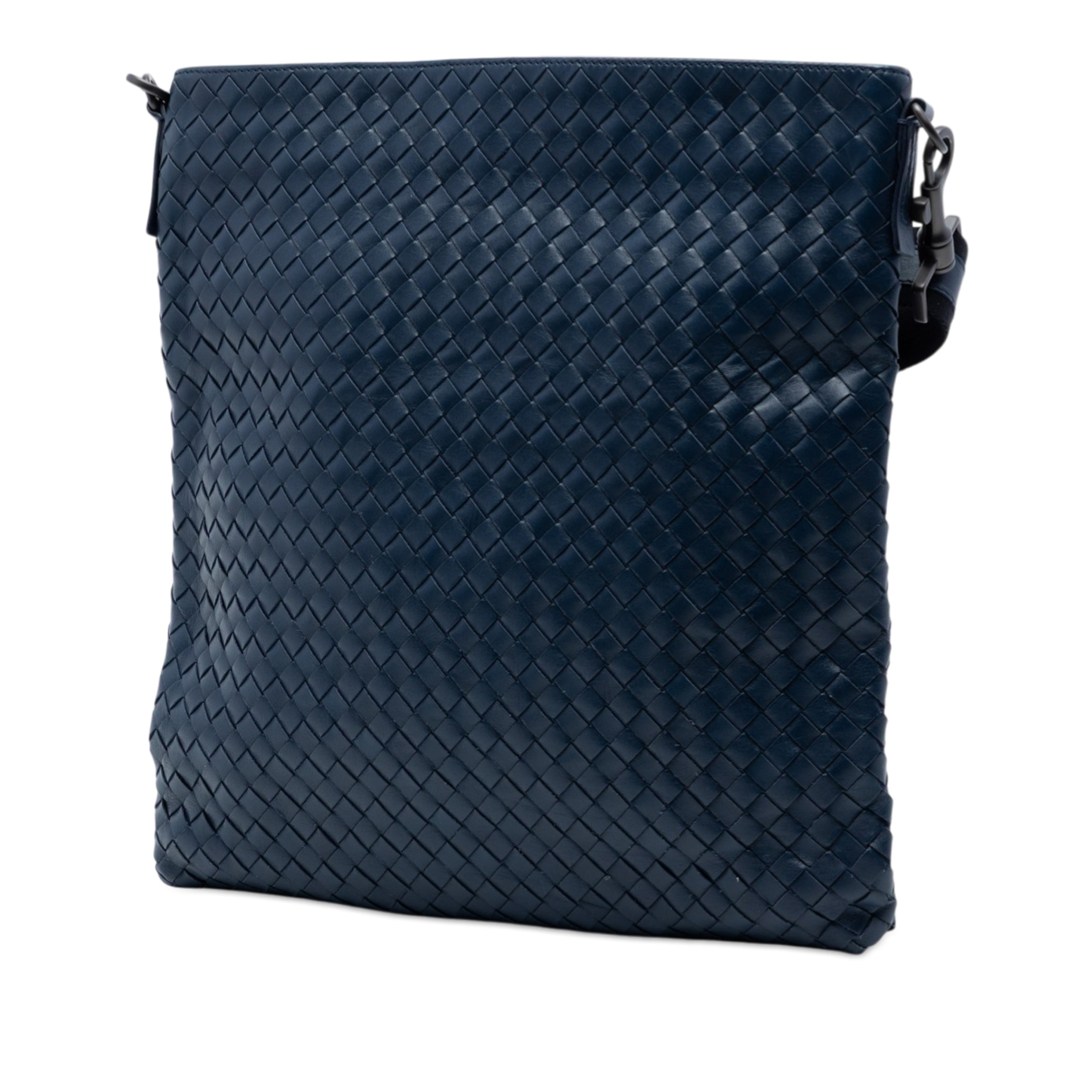 Bottega Veneta Nappa Intrecciato Vn Crossbody, från Luxclusif, i färgen navy. Klicka för att öppna bilden i stort format