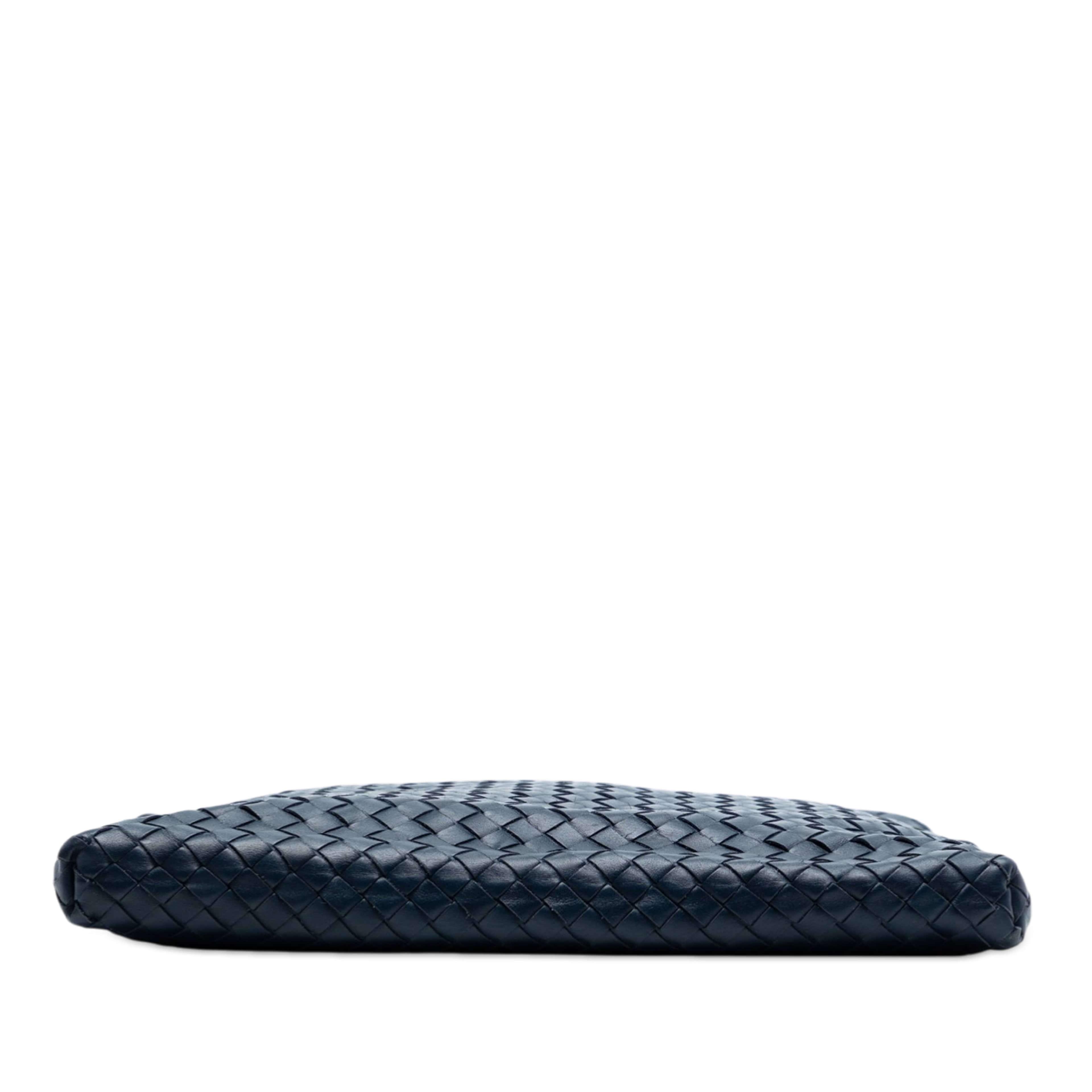 Bottega Veneta Nappa Intrecciato Vn Crossbody, från Luxclusif, i färgen navy. Klicka för att öppna bilden i stort format