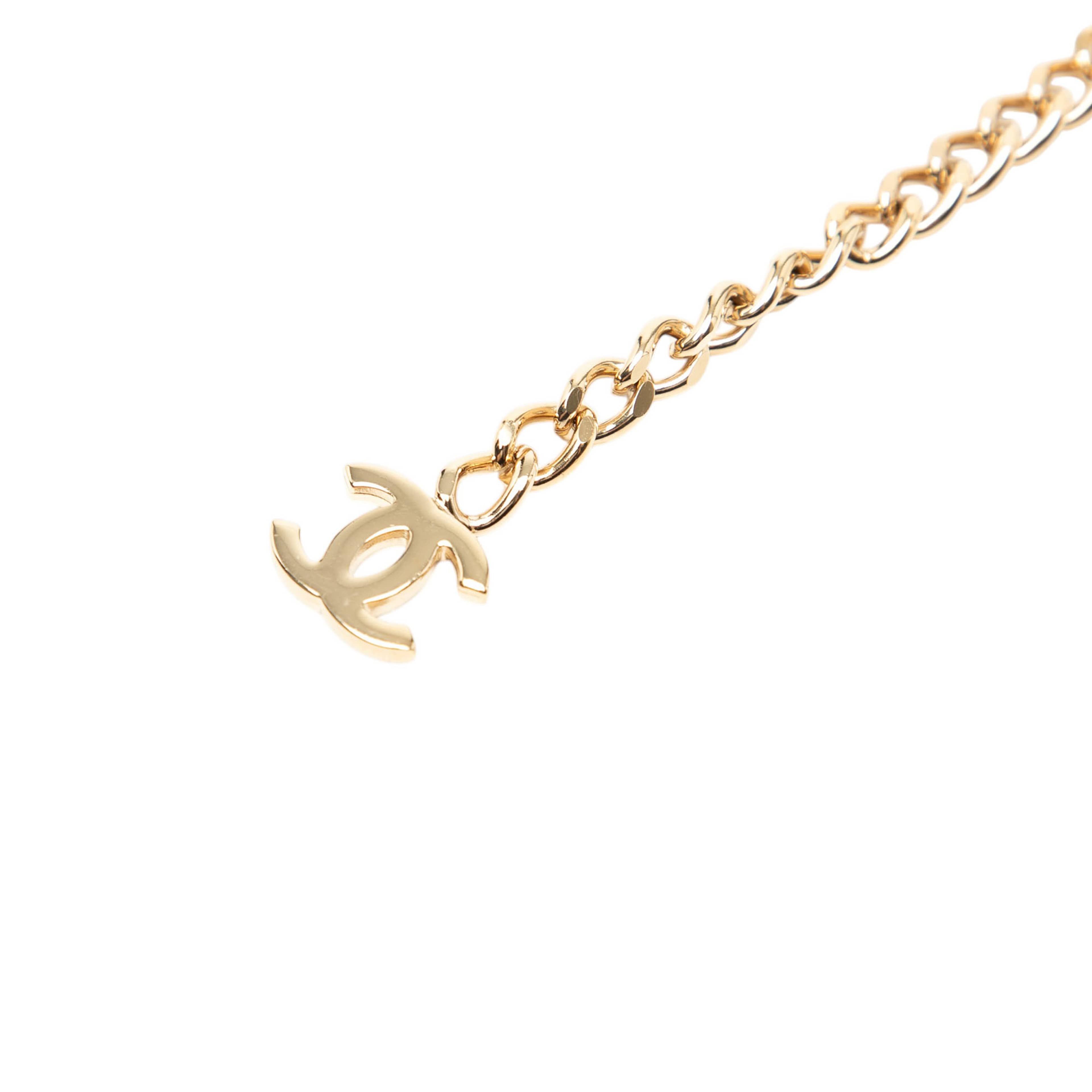 Chanel Gold Plated Strass Coco Plaque Double Chain Belt, från Luxclusif, i färgen gold. Klicka för att öppna bilden i stort format