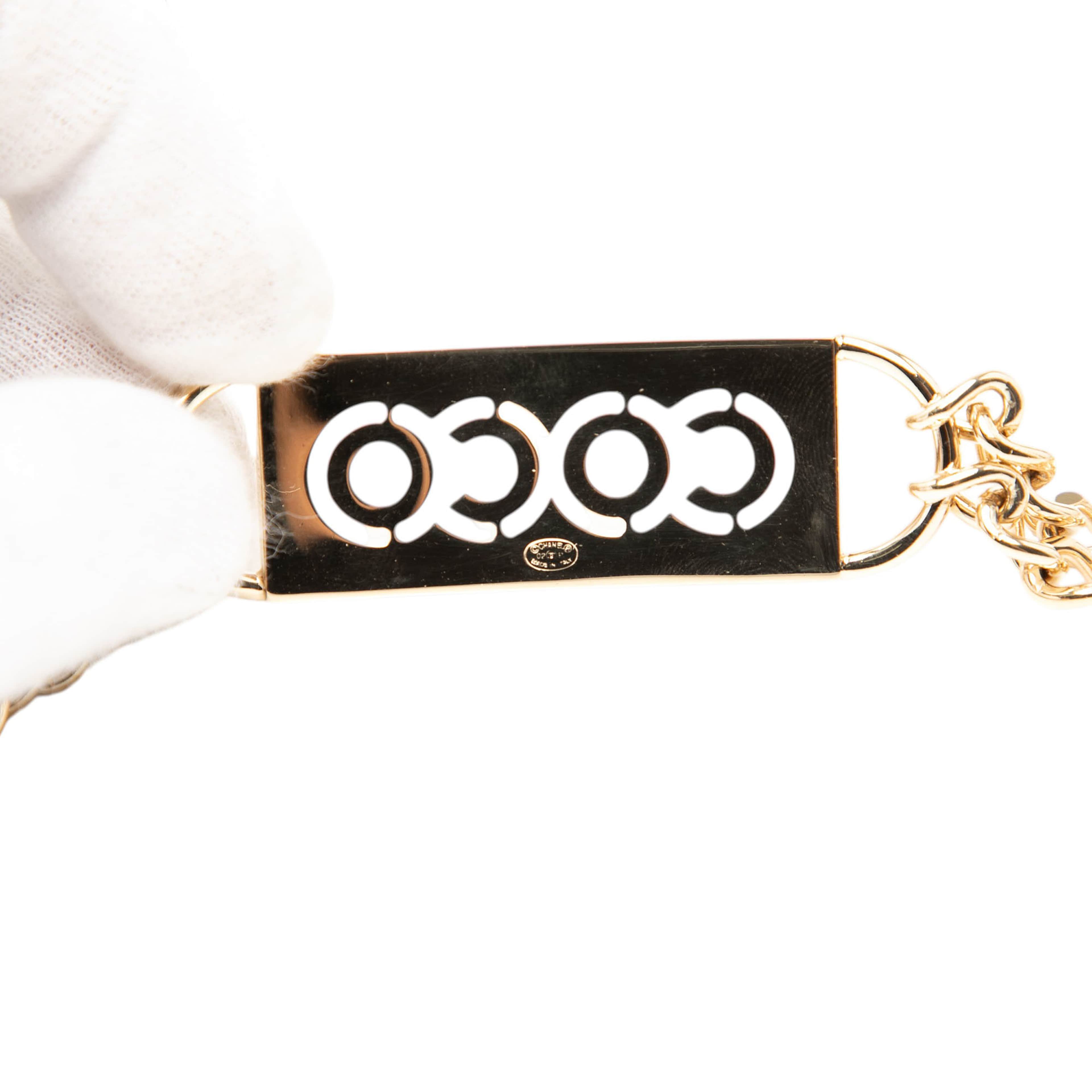 Chanel Gold Plated Strass Coco Plaque Double Chain Belt, från Luxclusif, i färgen guld. Klicka för att öppna bilden i stort format