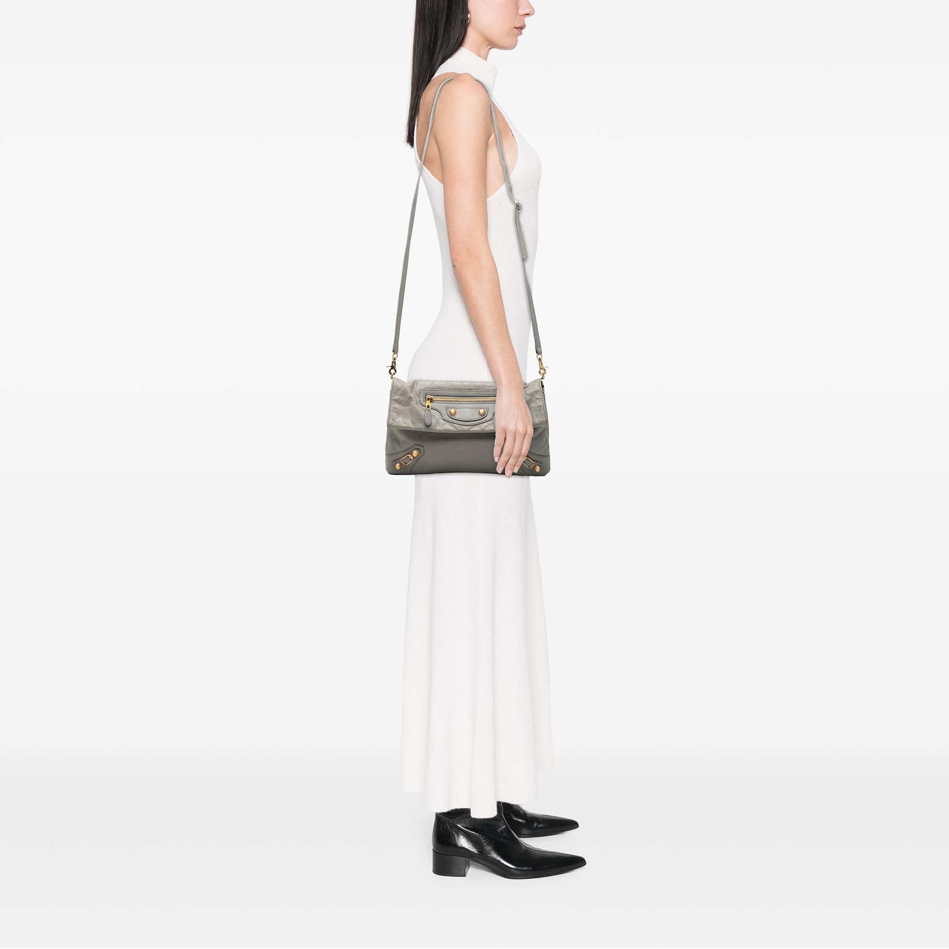 Balenciaga Lambskin Motocross Giant 12 Envelope Clutch With Strap, från Luxclusif, i färgen grå. Klicka för att öppna bilden i stort format