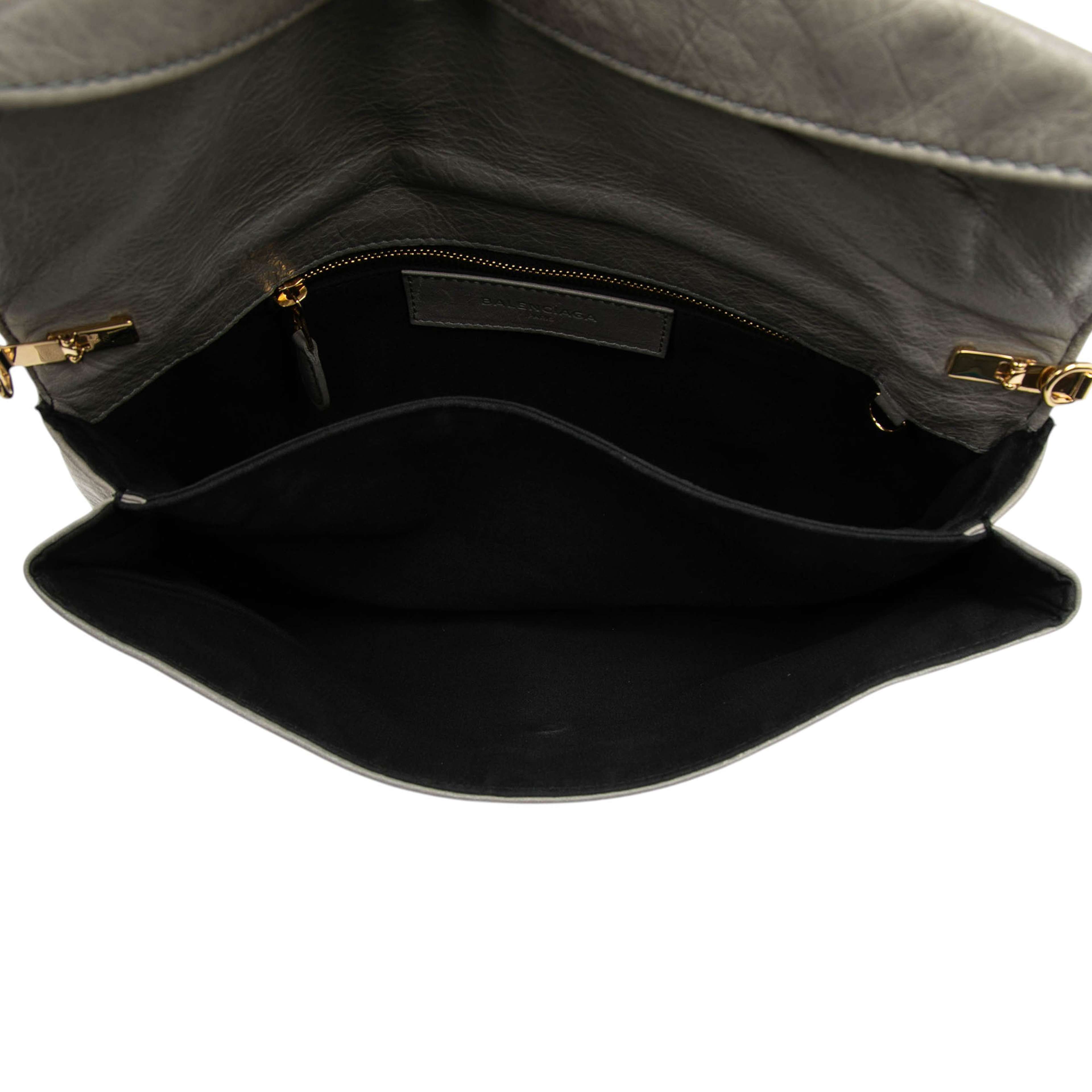 Balenciaga Lambskin Motocross Giant 12 Envelope Clutch With Strap, från Luxclusif, i färgen gray. Klicka för att öppna bilden i stort format