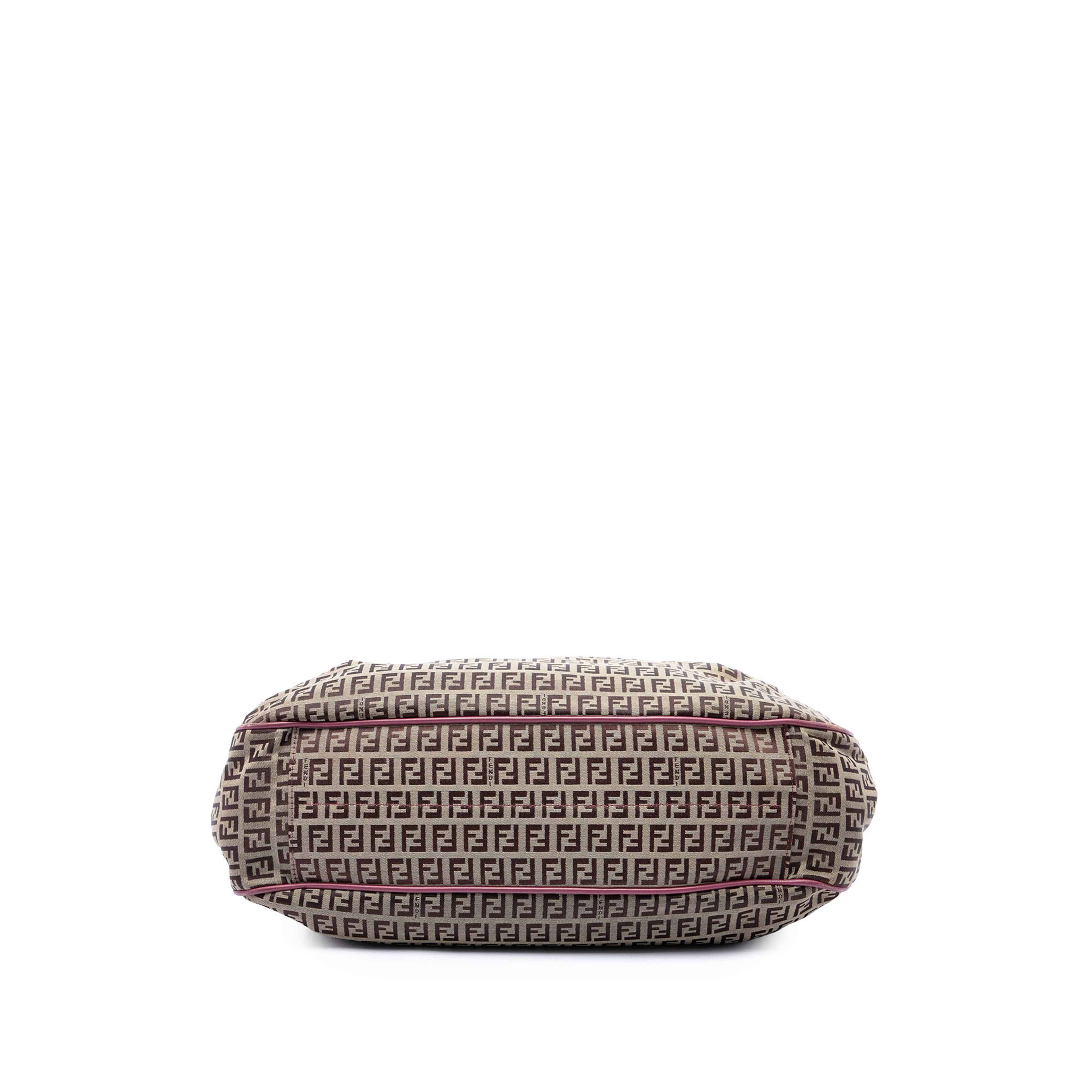 Fendi Zucchino Canvas Tote, från Luxclusif, i färgen beige. Klicka för att öppna bilden i stort format