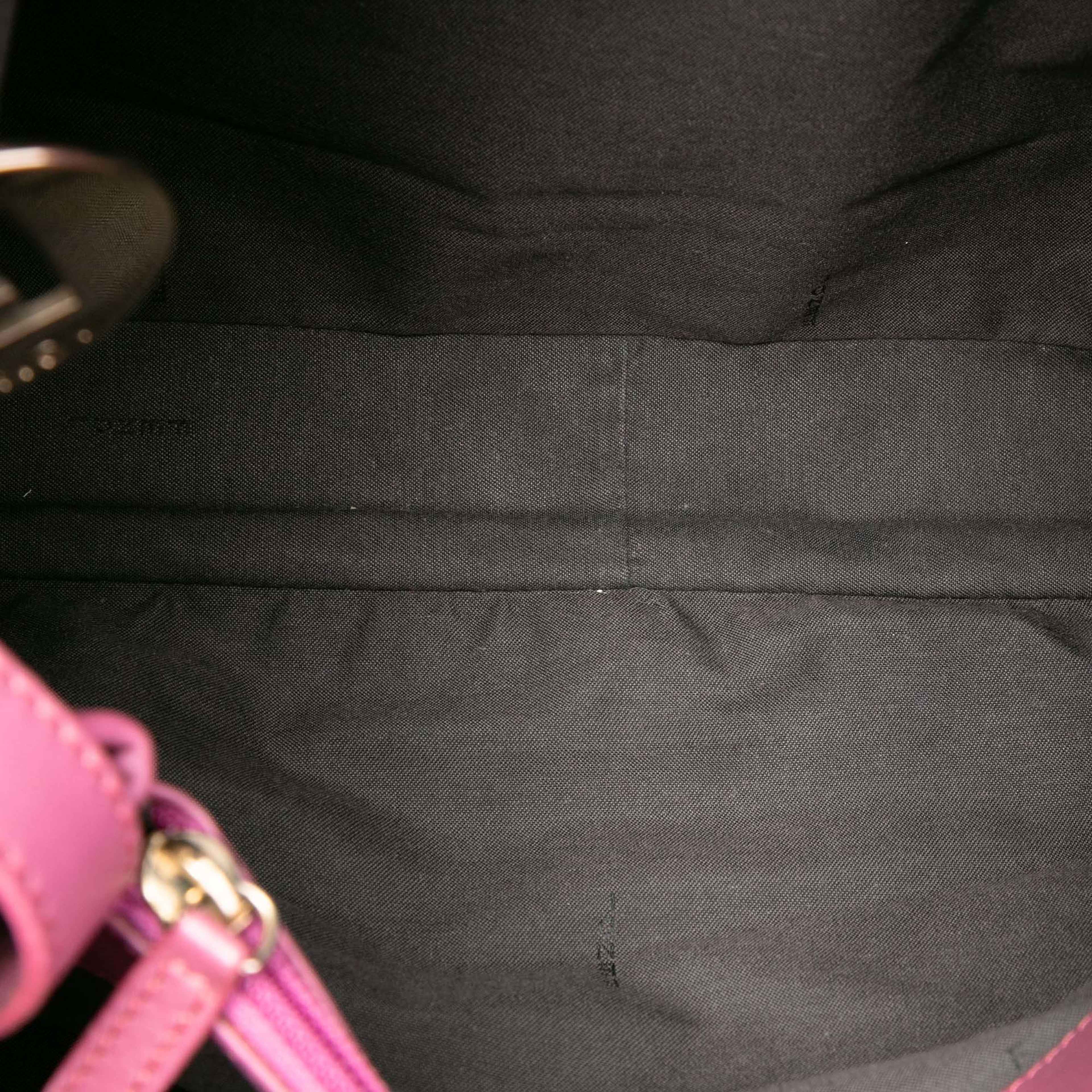Fendi Zucchino Canvas Tote, från Luxclusif, i färgen beige. Klicka för att öppna bilden i stort format