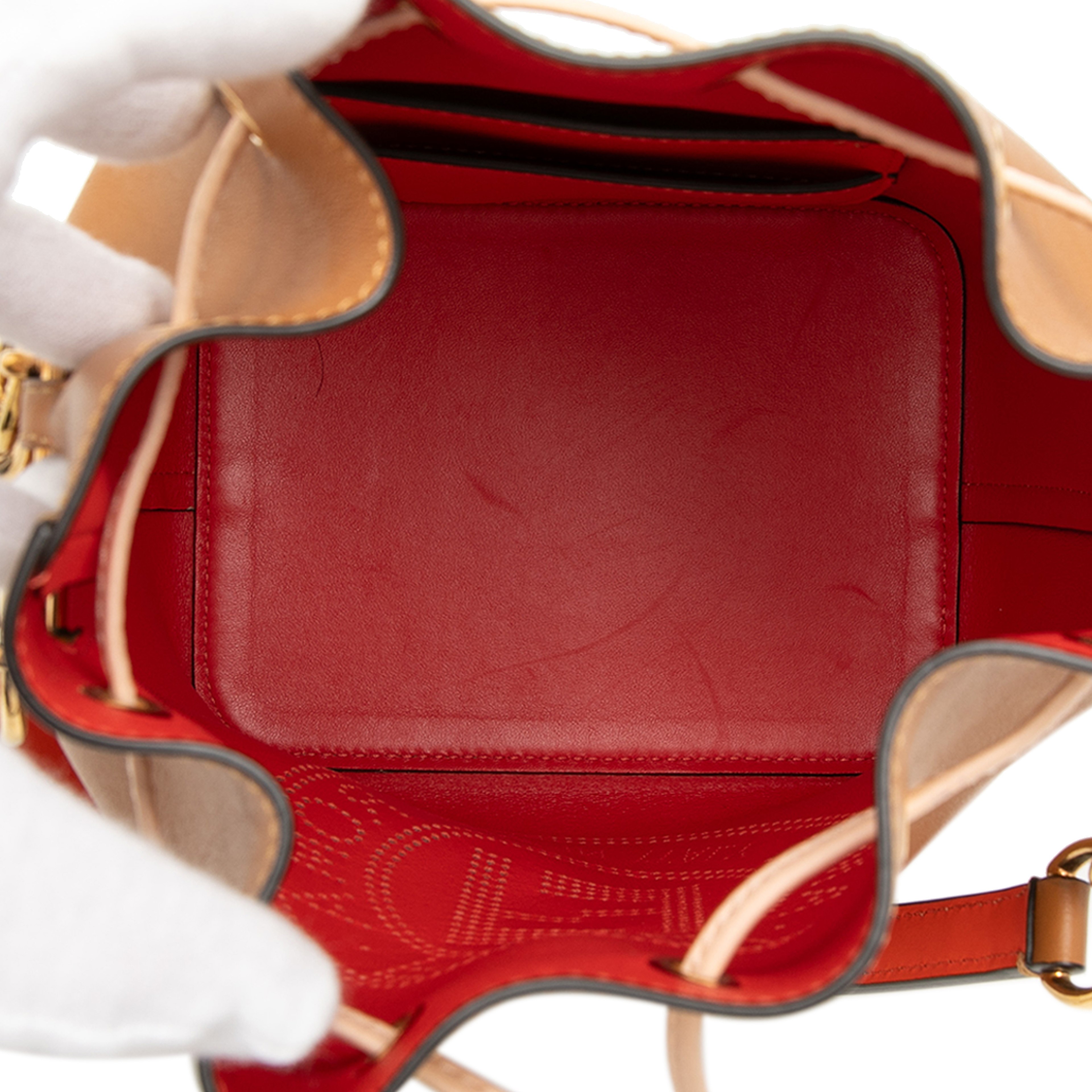 Fendi Small Perforated Leather Mon Tresor Bucket Bag, från Luxclusif, i färgen camel. Klicka för att öppna bilden i stort format