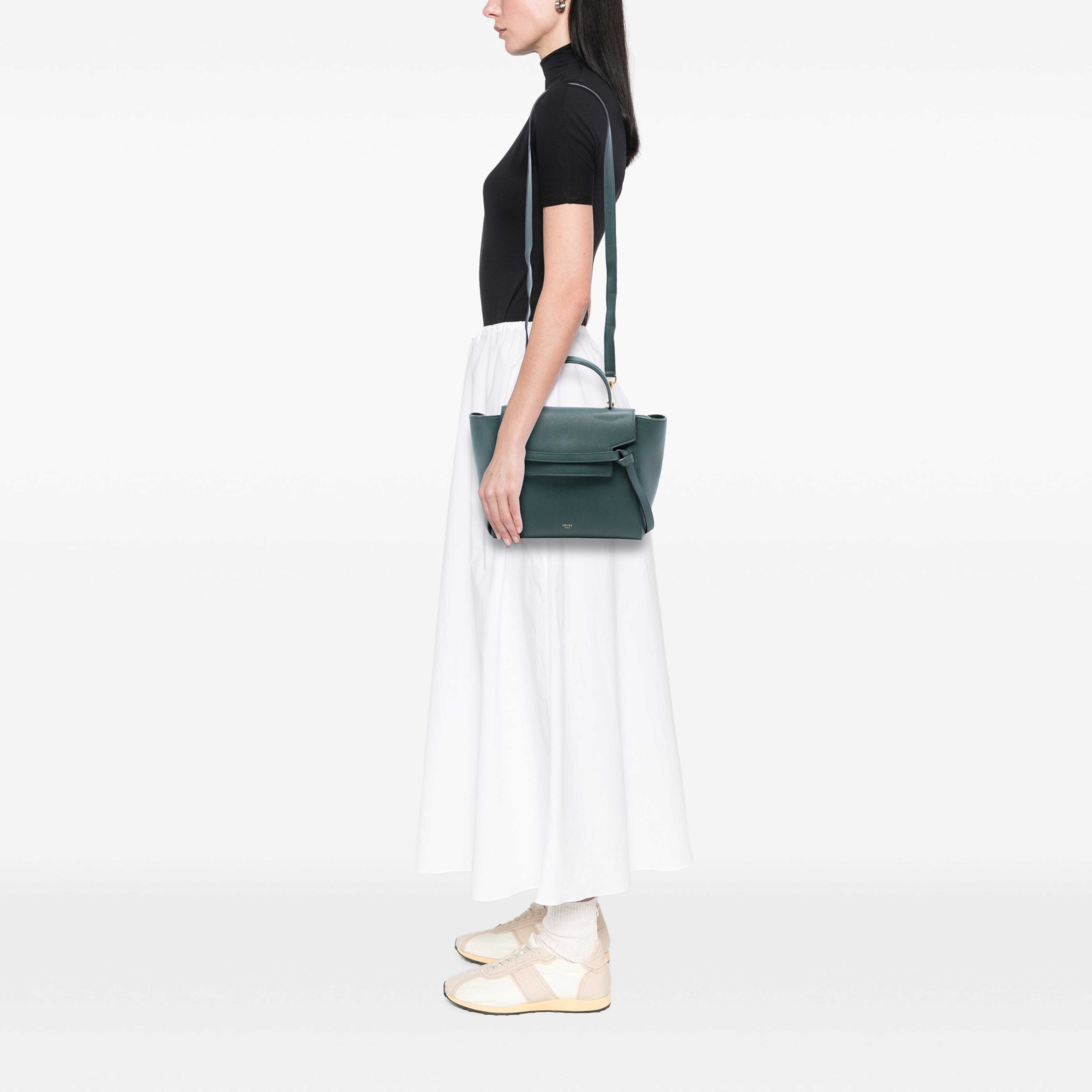 Celine Micro Grained Calfskin Belt Bag, från Luxclusif, i färgen grön. Klicka för att öppna bilden i stort format
