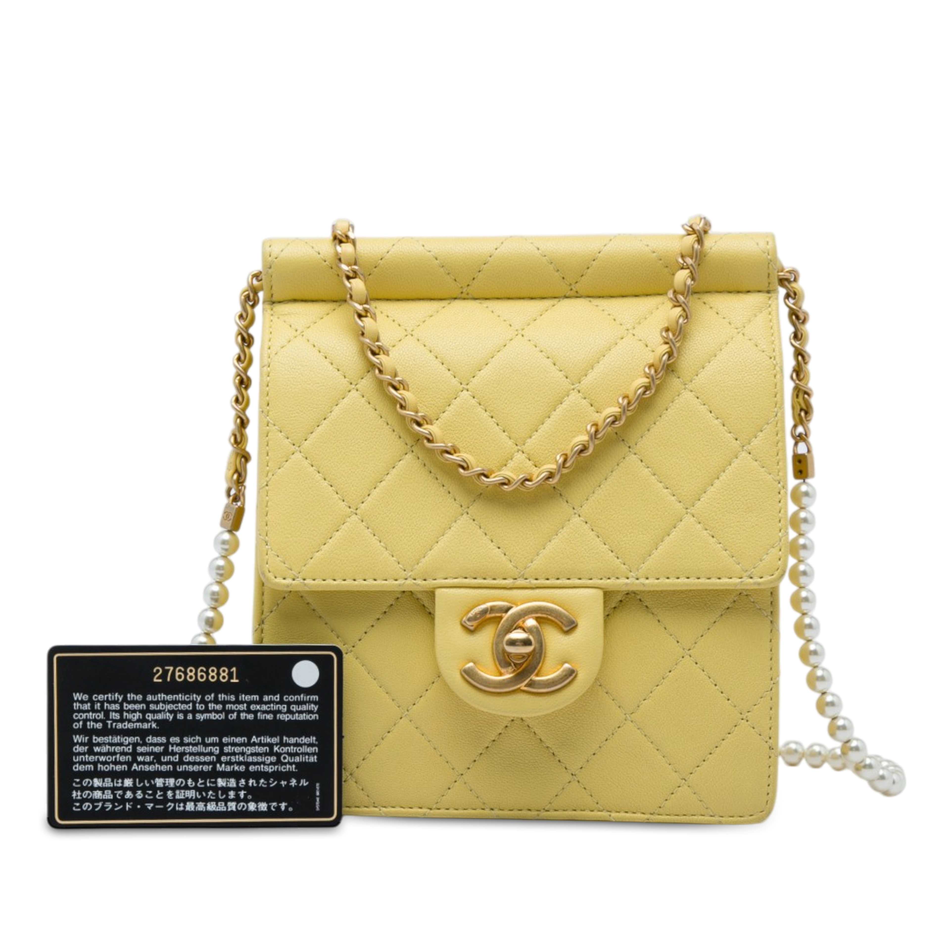 Chanel Small Quilted Lambskin Chic Pearls Flap, från Luxclusif, i färgen gul. Klicka för att öppna bilden i stort format