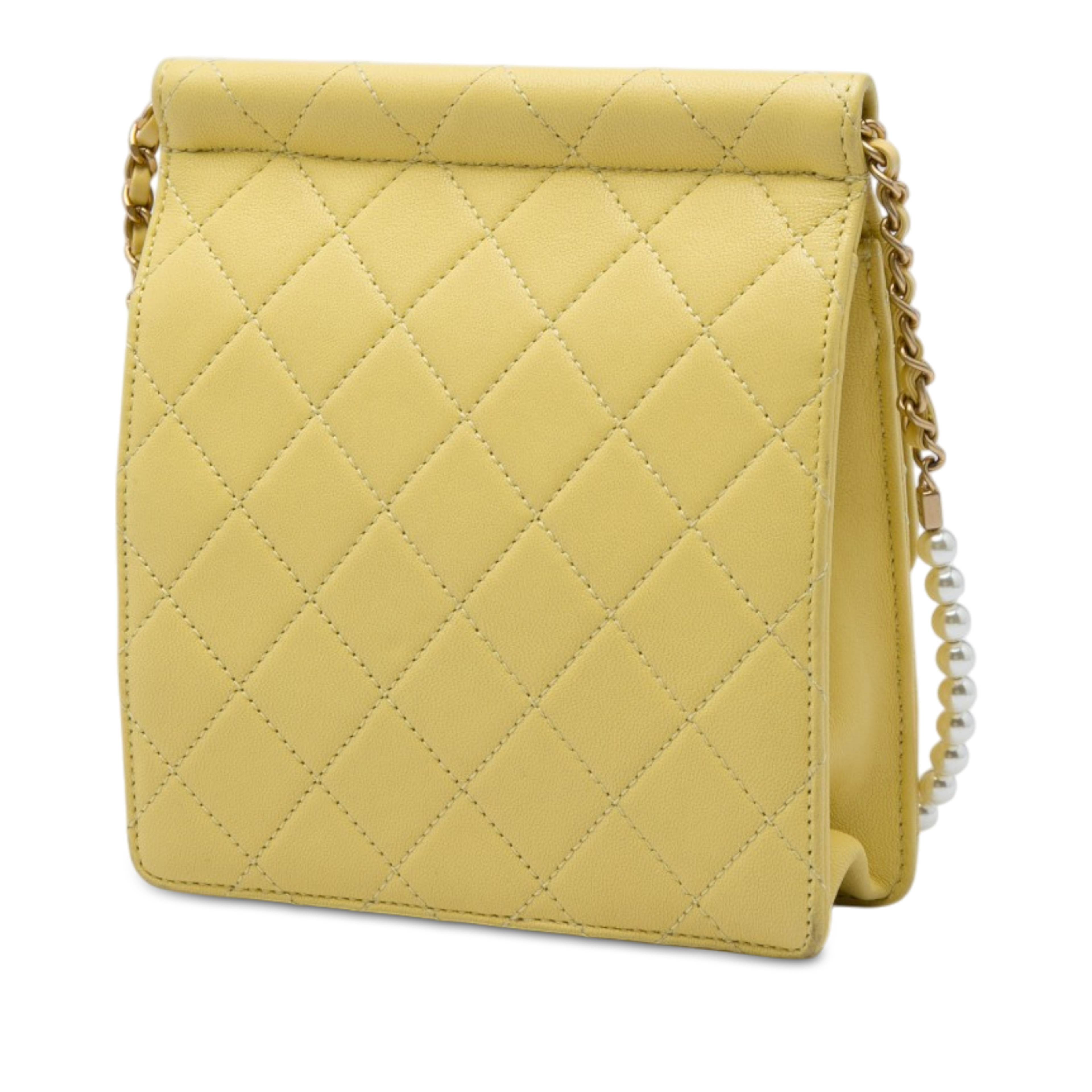 Chanel Small Quilted Lambskin Chic Pearls Flap, från Luxclusif, i färgen gul. Klicka för att öppna bilden i stort format