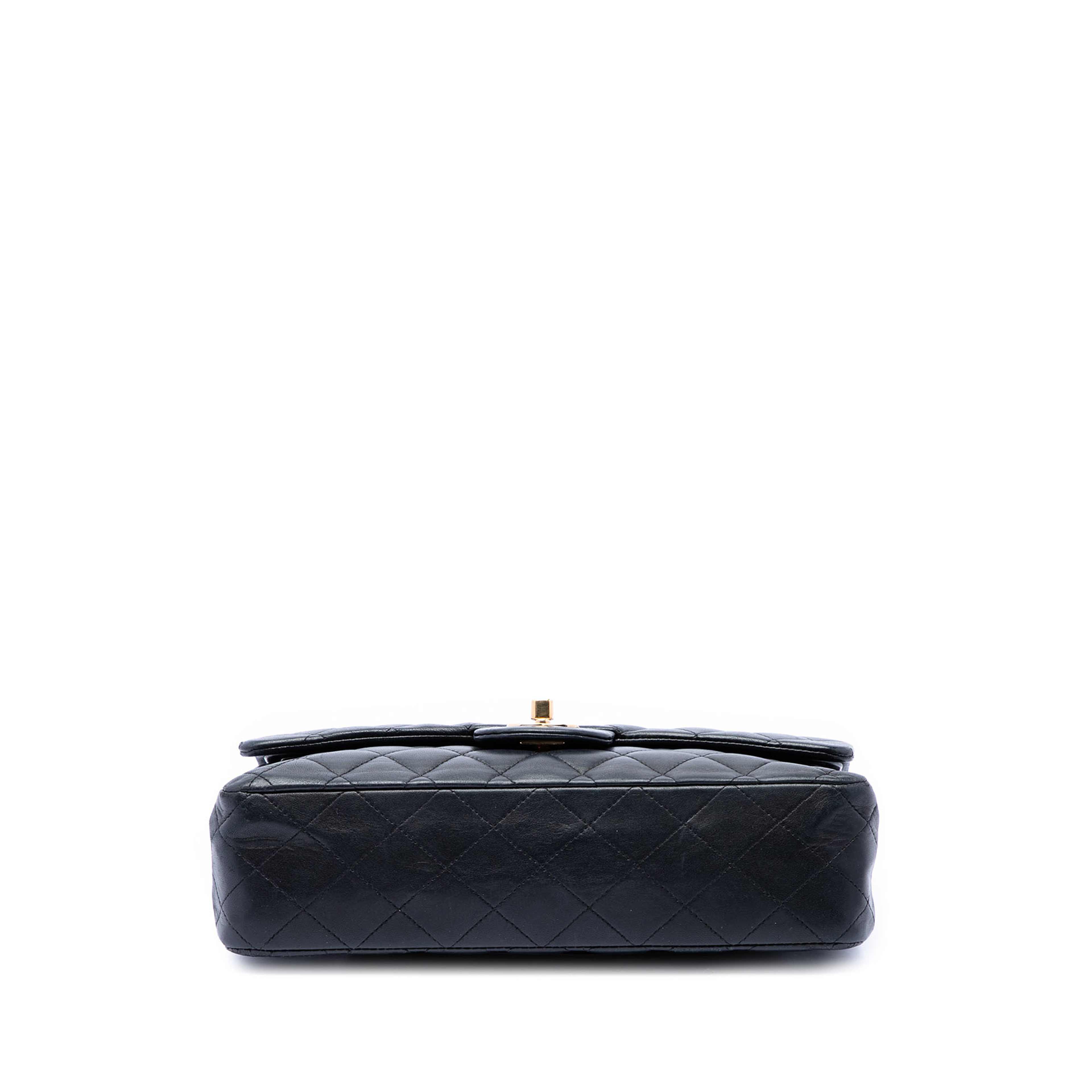 Chanel Medium Classic Lambskin Double Flap, från Luxclusif, i färgen svart. Klicka för att öppna bilden i stort format