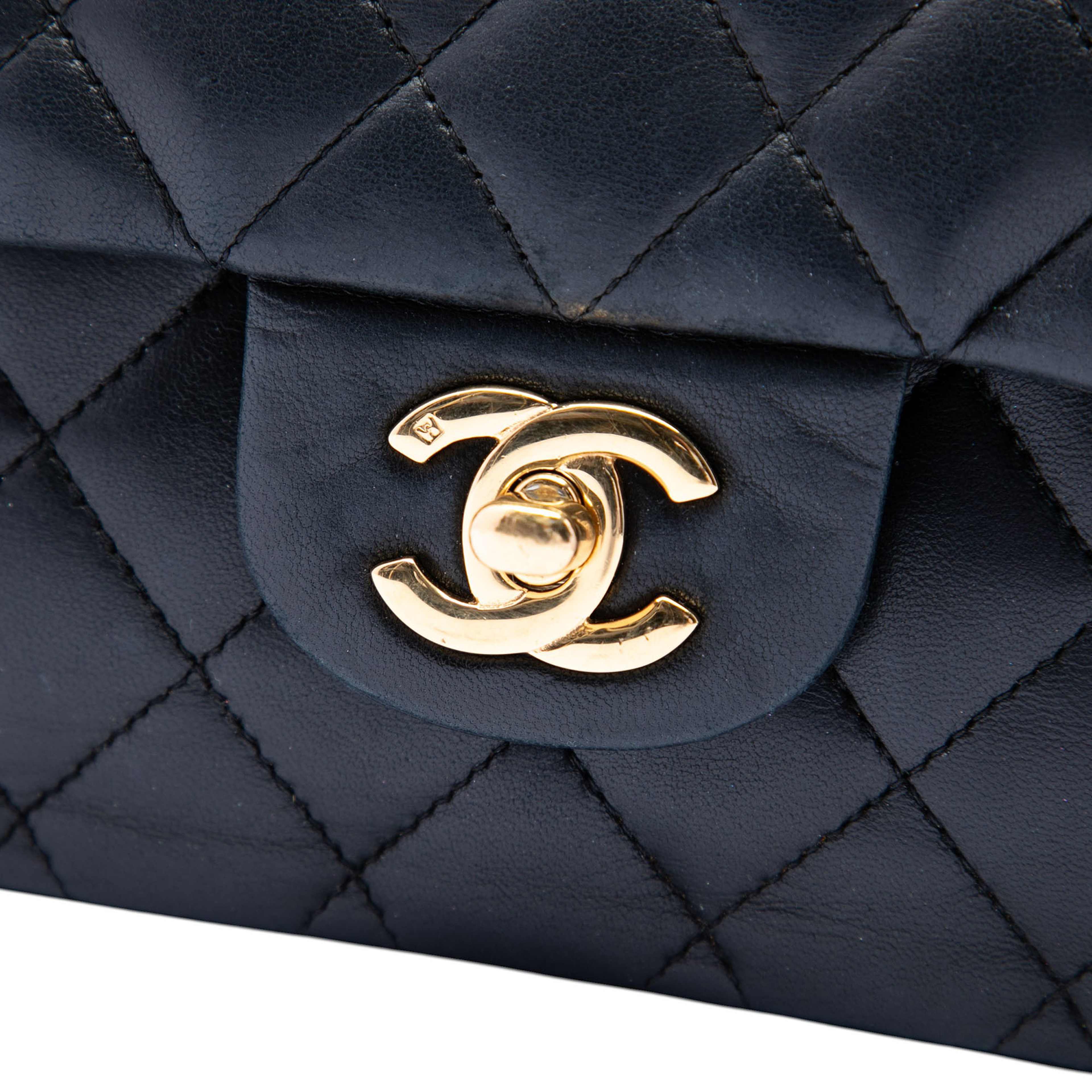 Chanel Medium Classic Lambskin Double Flap, från Luxclusif, i färgen svart. Klicka för att öppna bilden i stort format