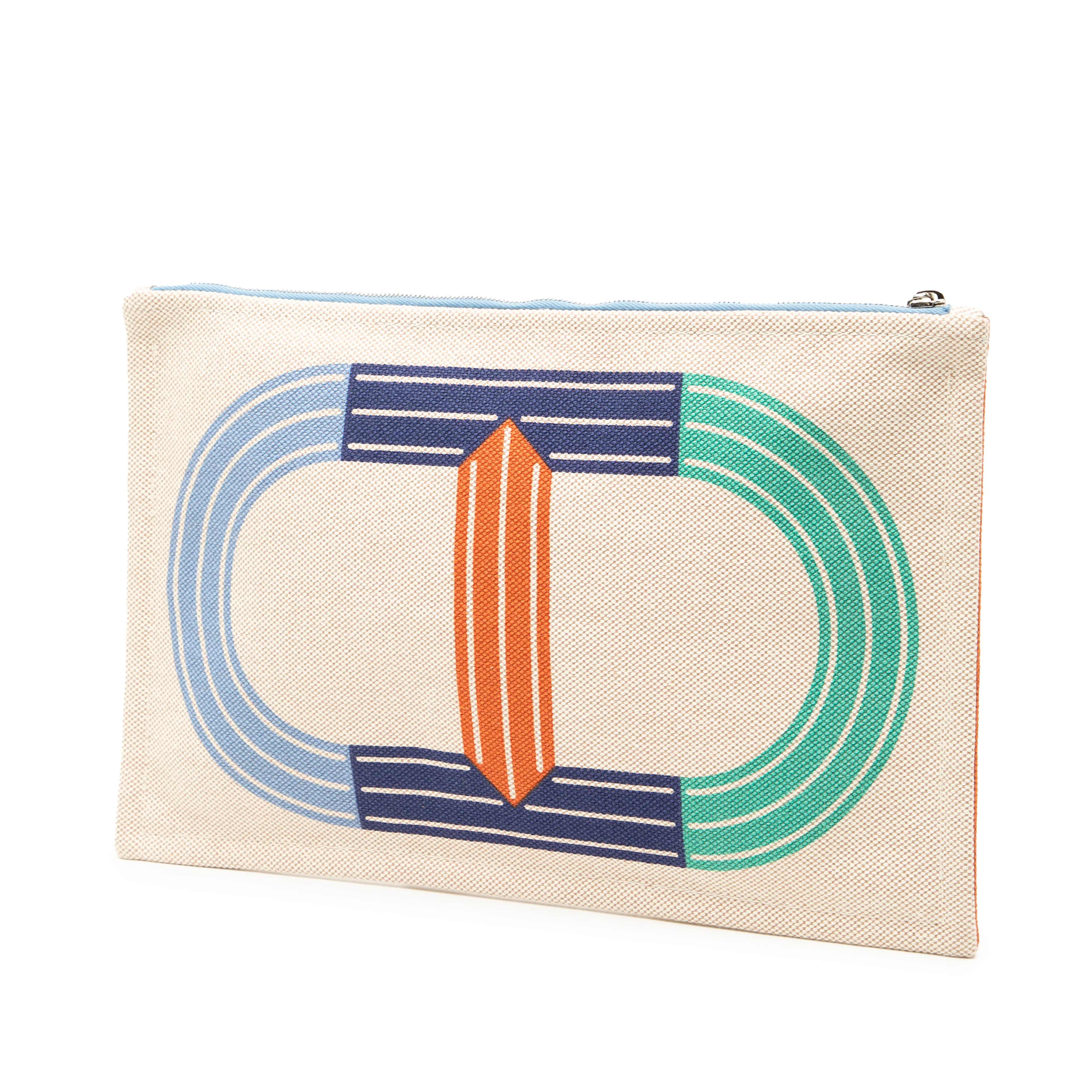 Hermès Large H Canvas Maillon Marin Case, från Luxclusif, i färgen beige. Klicka för att öppna bilden i stort format