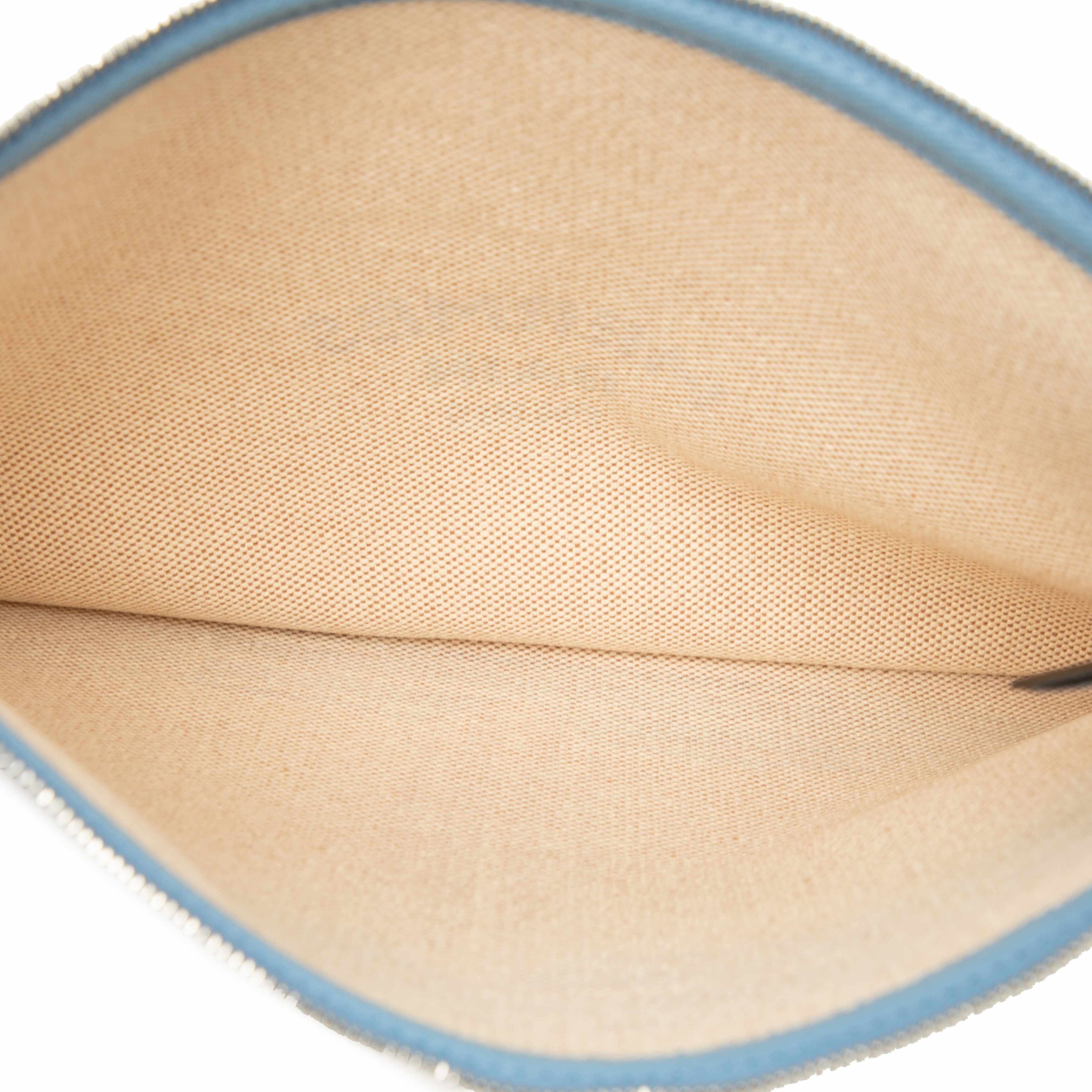 Hermès Large H Canvas Maillon Marin Case, från Luxclusif, i färgen beige. Klicka för att öppna bilden i stort format