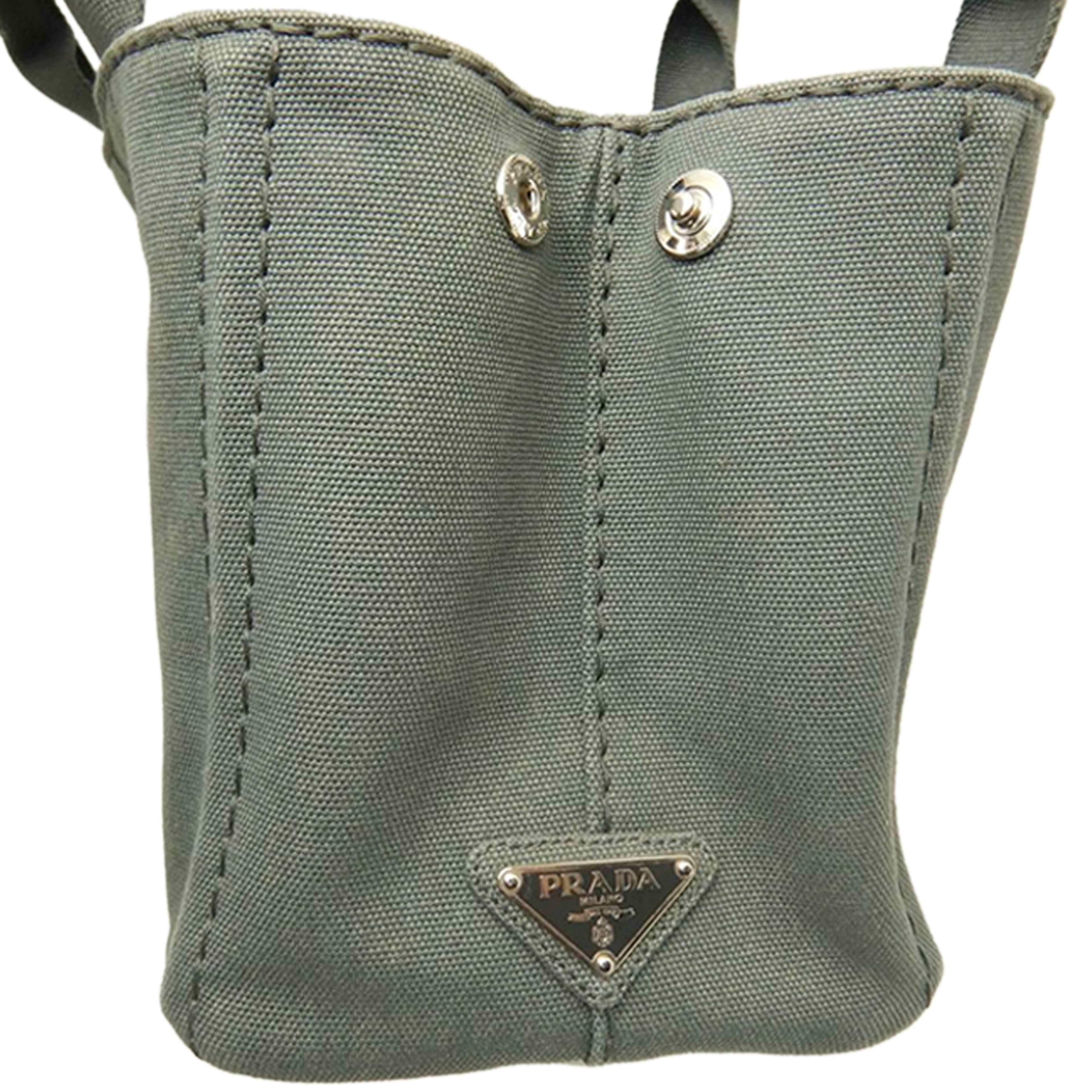 Prada Small Canvas Canapa Logo Satchel, från Luxclusif, i färgen grå. Klicka för att öppna bilden i stort format