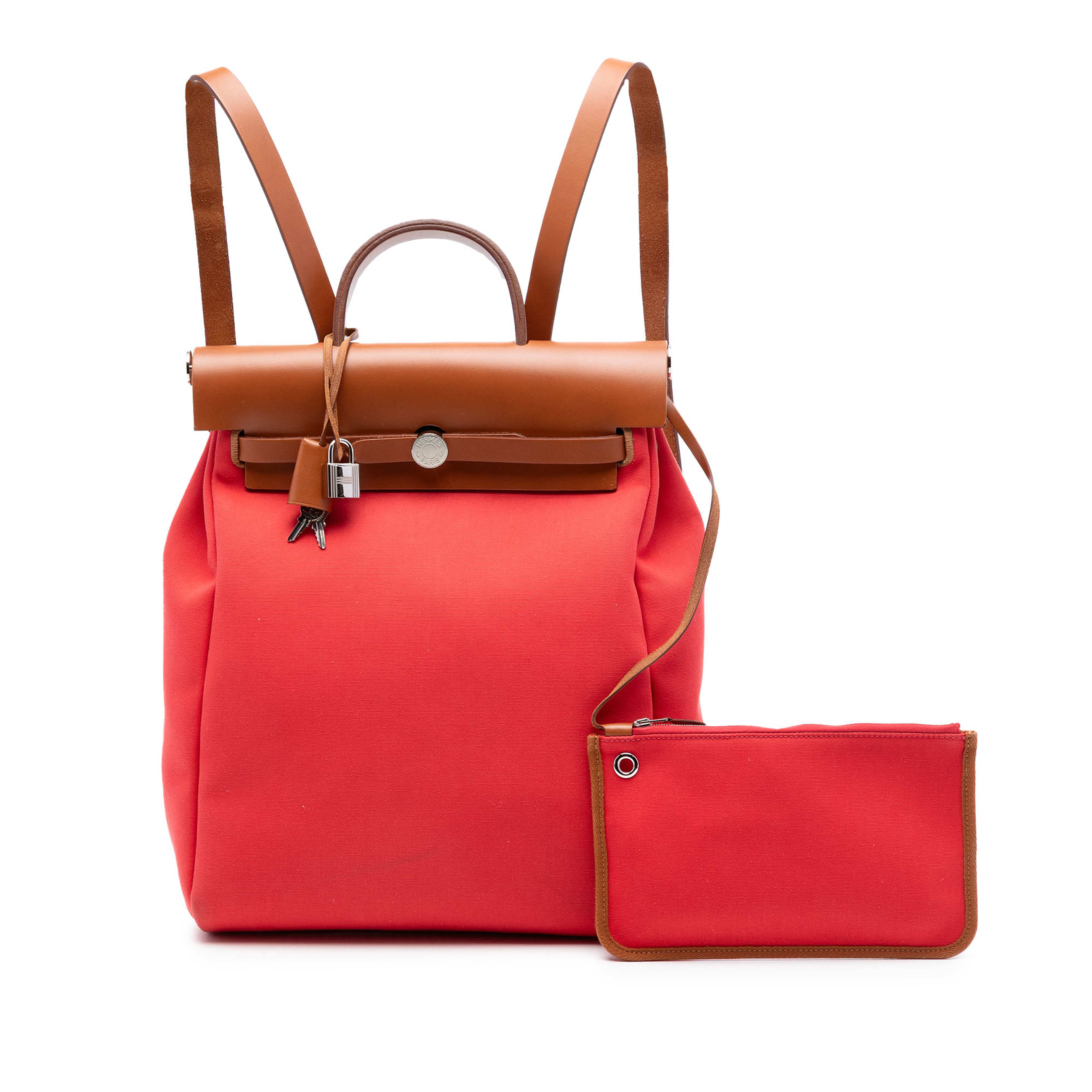 Hermès Toile Herbag A Dos Zip Retourne Backpack, från Luxclusif, i färgen röd. Klicka för att öppna bilden i stort format