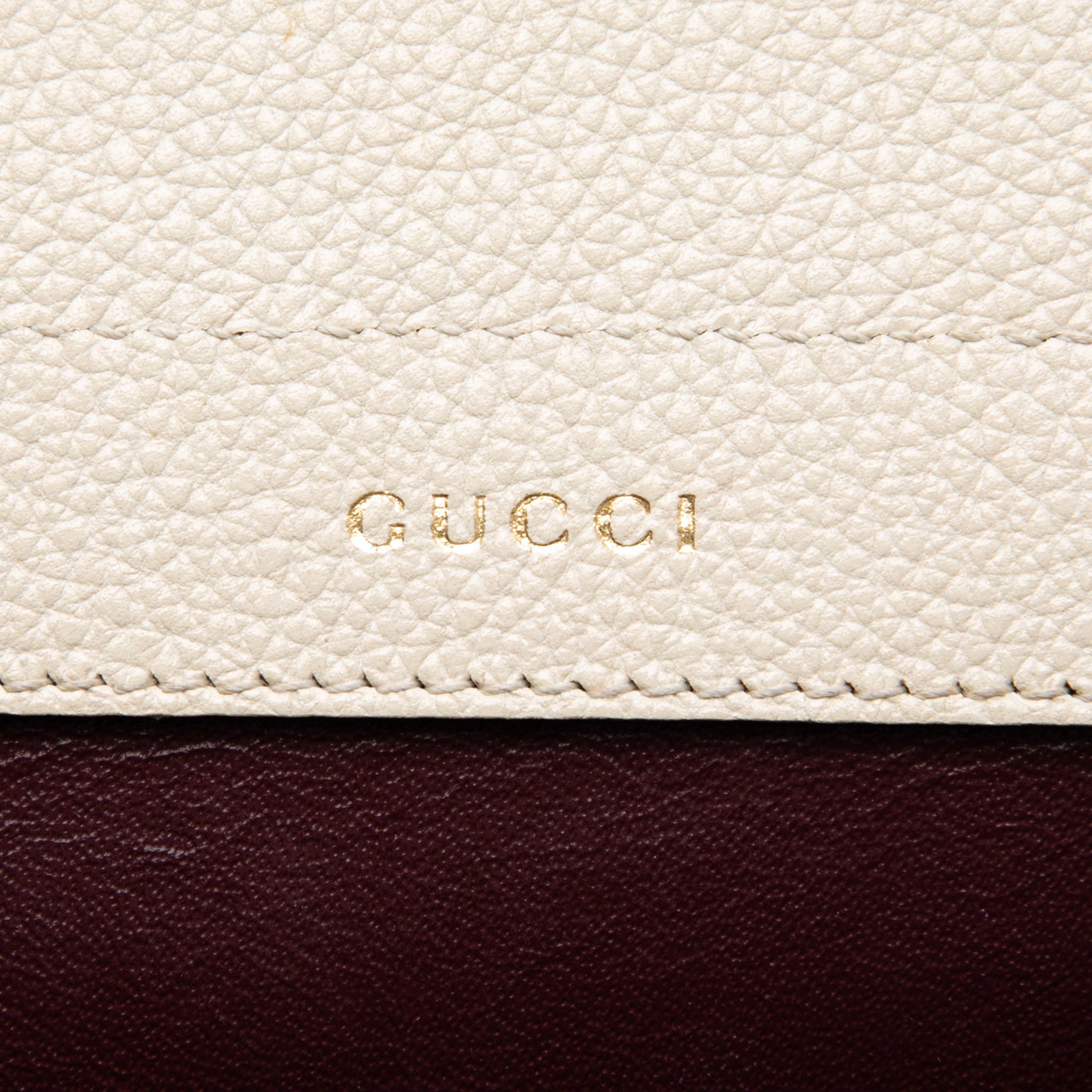 Gucci Medium Calfskin Zumi Top Handle Bag, från Luxclusif, i färgen white. Klicka för att öppna bilden i stort format