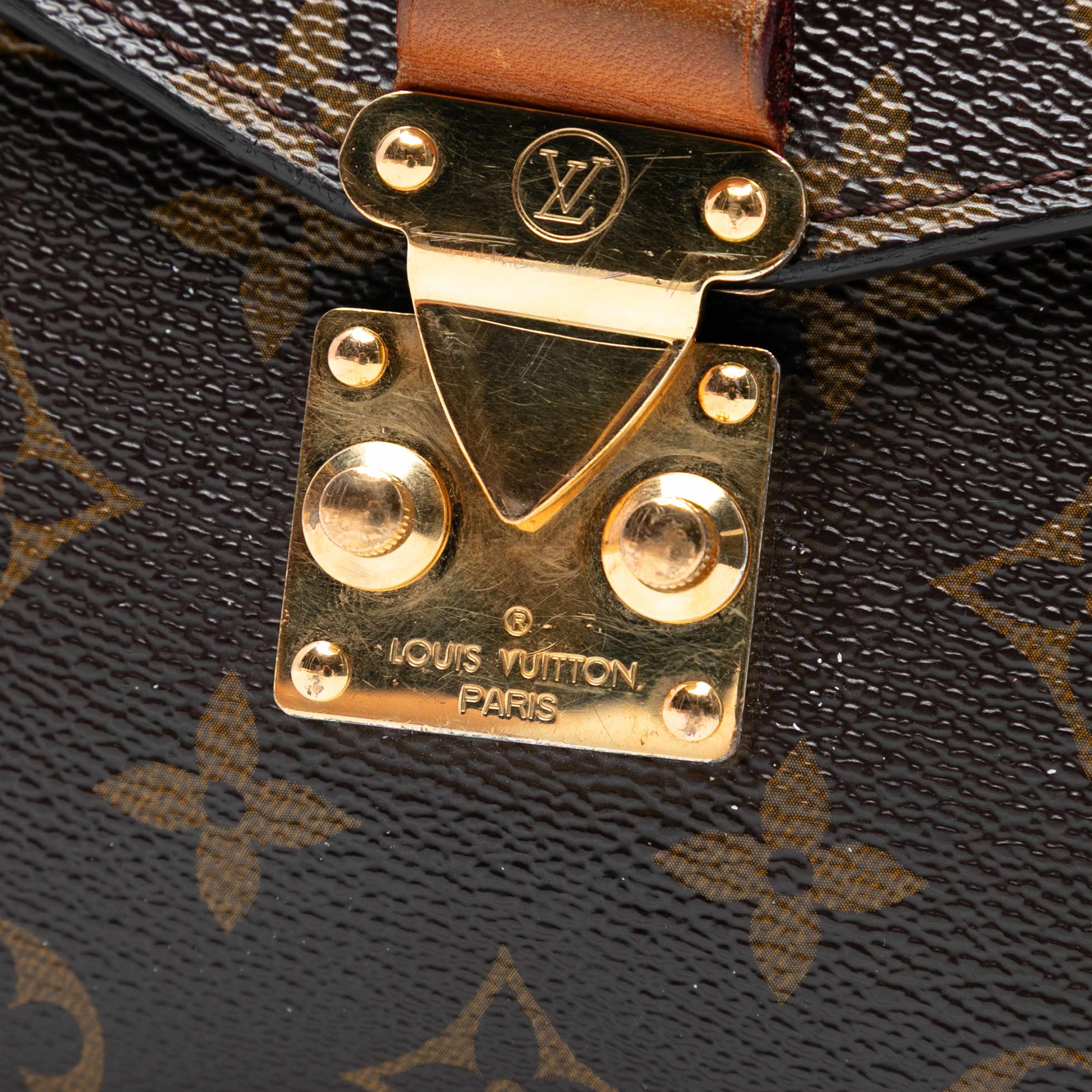 Louis Vuitton Monogram Pochette Metis, från Luxclusif, i färgen brown. Klicka för att öppna bilden i stort format