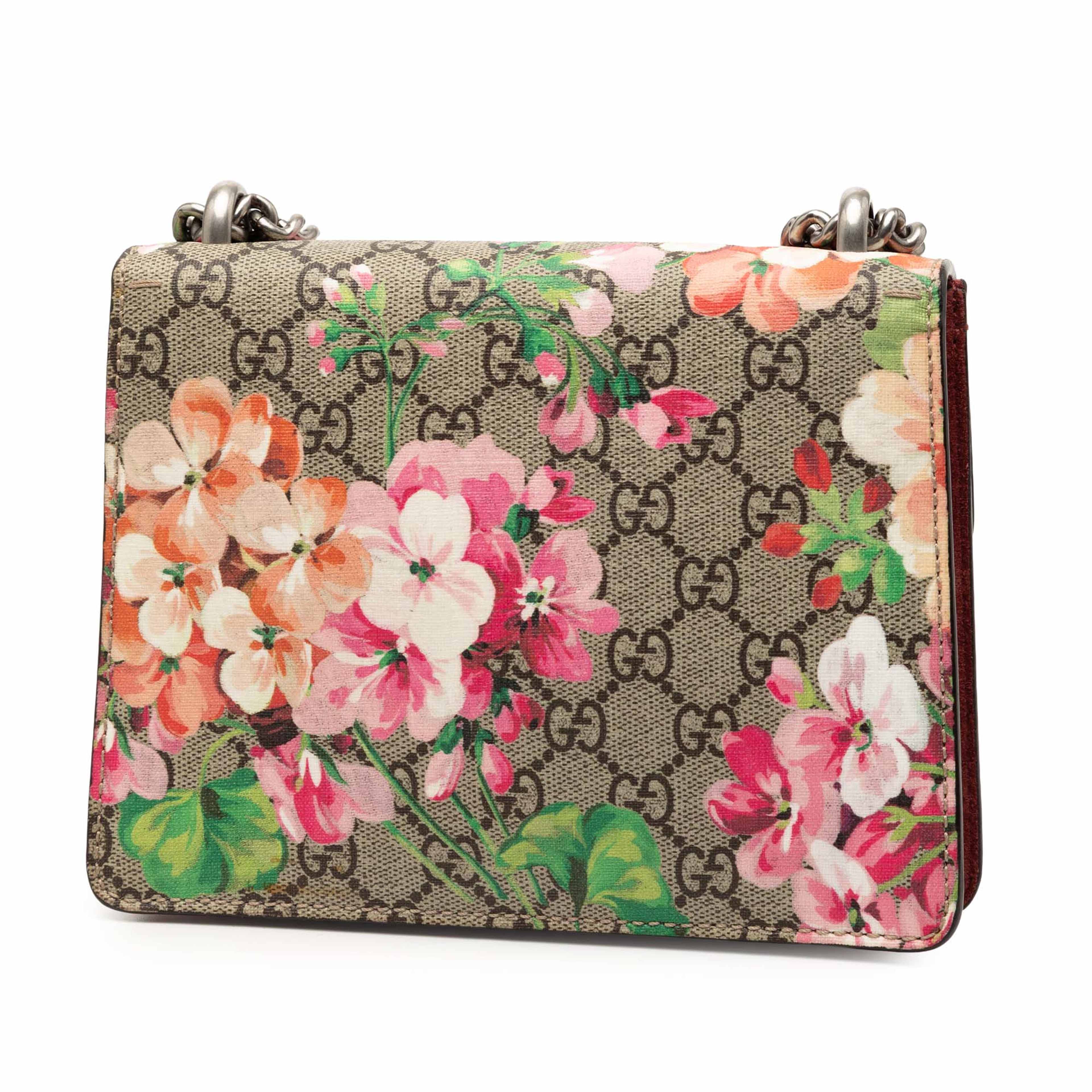Gucci Small Gg Supreme Blooms Dionysus Crossbody, från Luxclusif, i färgen beige. Klicka för att öppna bilden i stort format