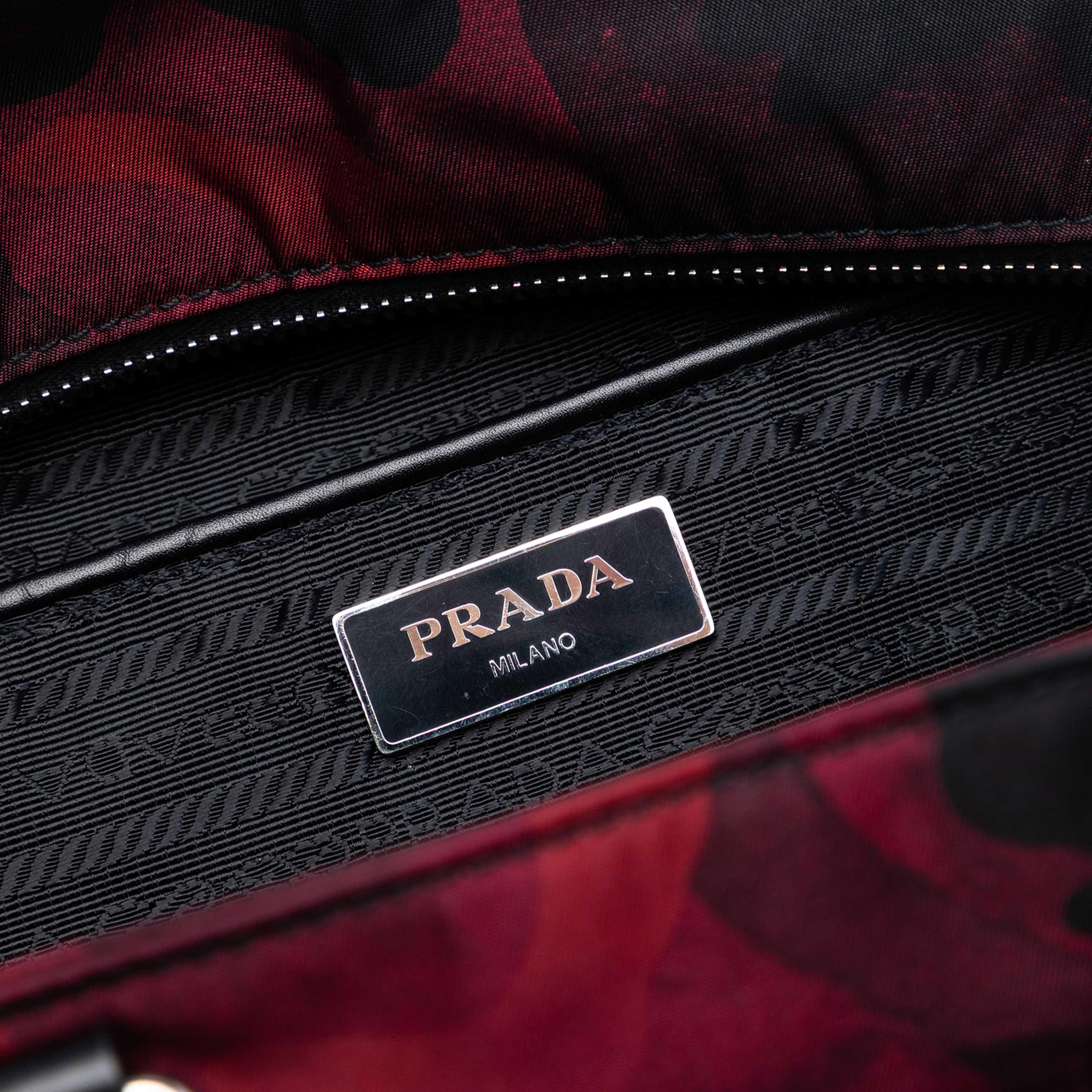 Prada Tessuto Camouflage Satchel, från Luxclusif, i färgen dark red. Klicka för att öppna bilden i stort format