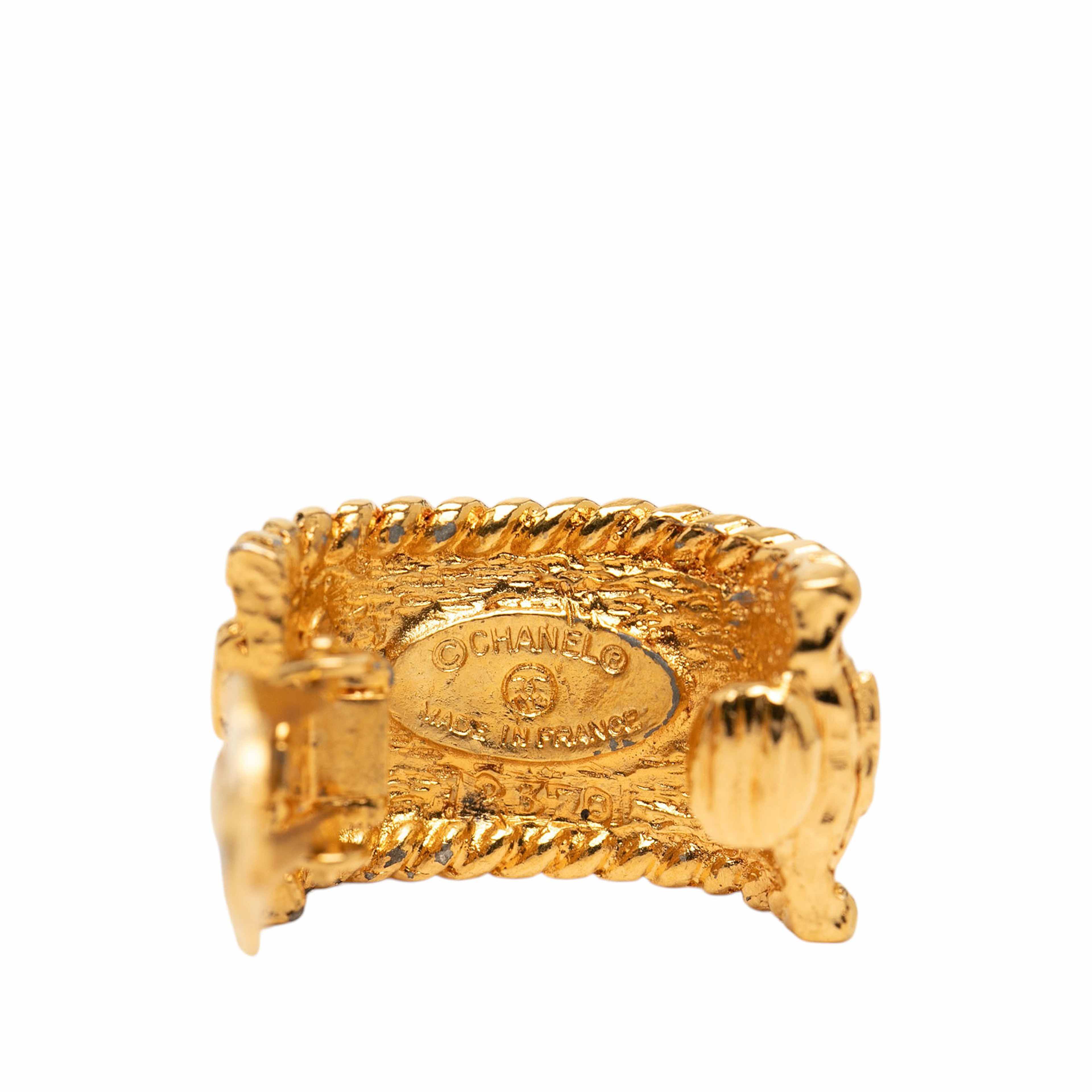 Chanel Cc Gold Plated Half Hoop Clip On Earrings, från Luxclusif, i färgen guld. Klicka för att öppna bilden i stort format