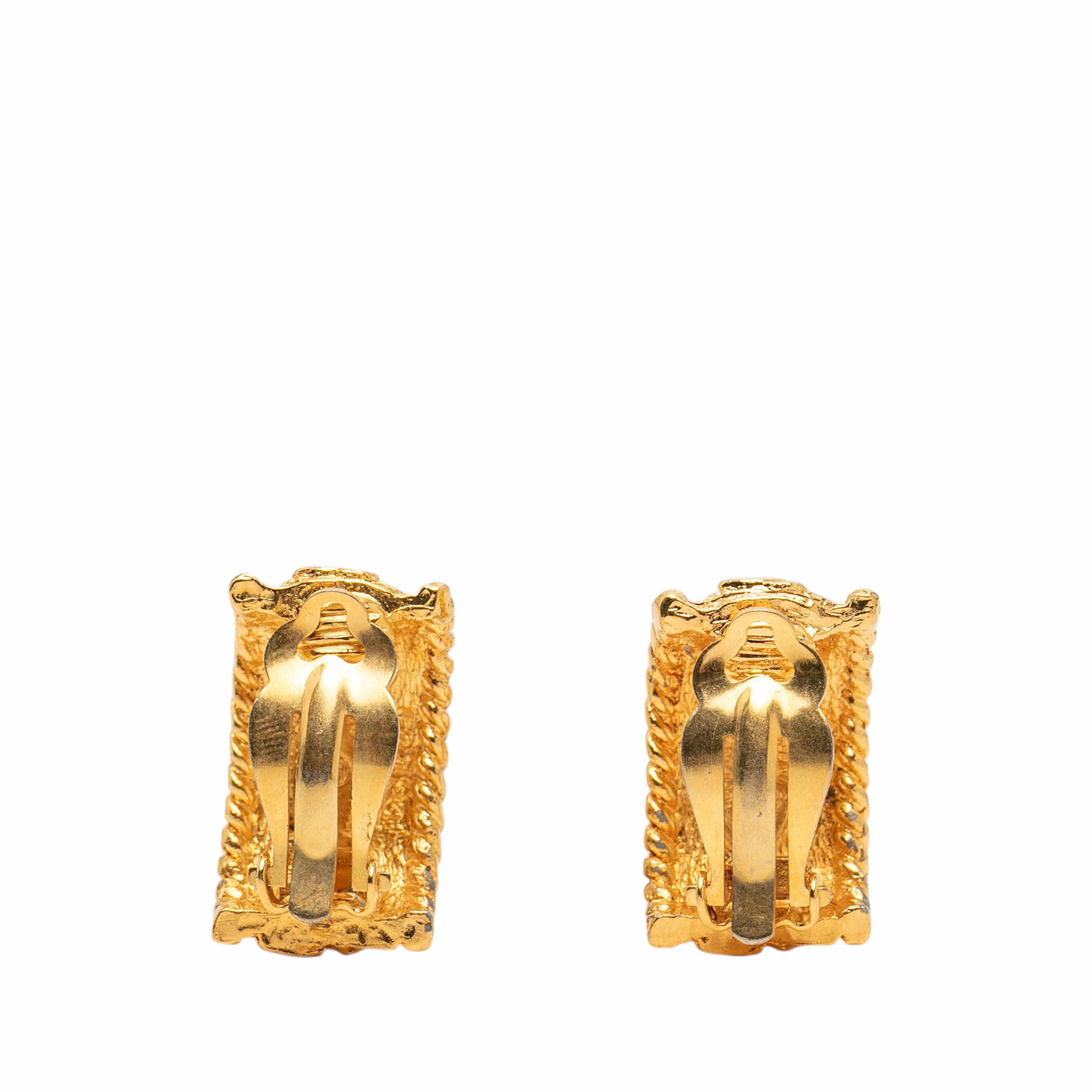 Chanel Cc Gold Plated Half Hoop Clip On Earrings, från Luxclusif, i färgen guld. Klicka för att öppna bilden i stort format
