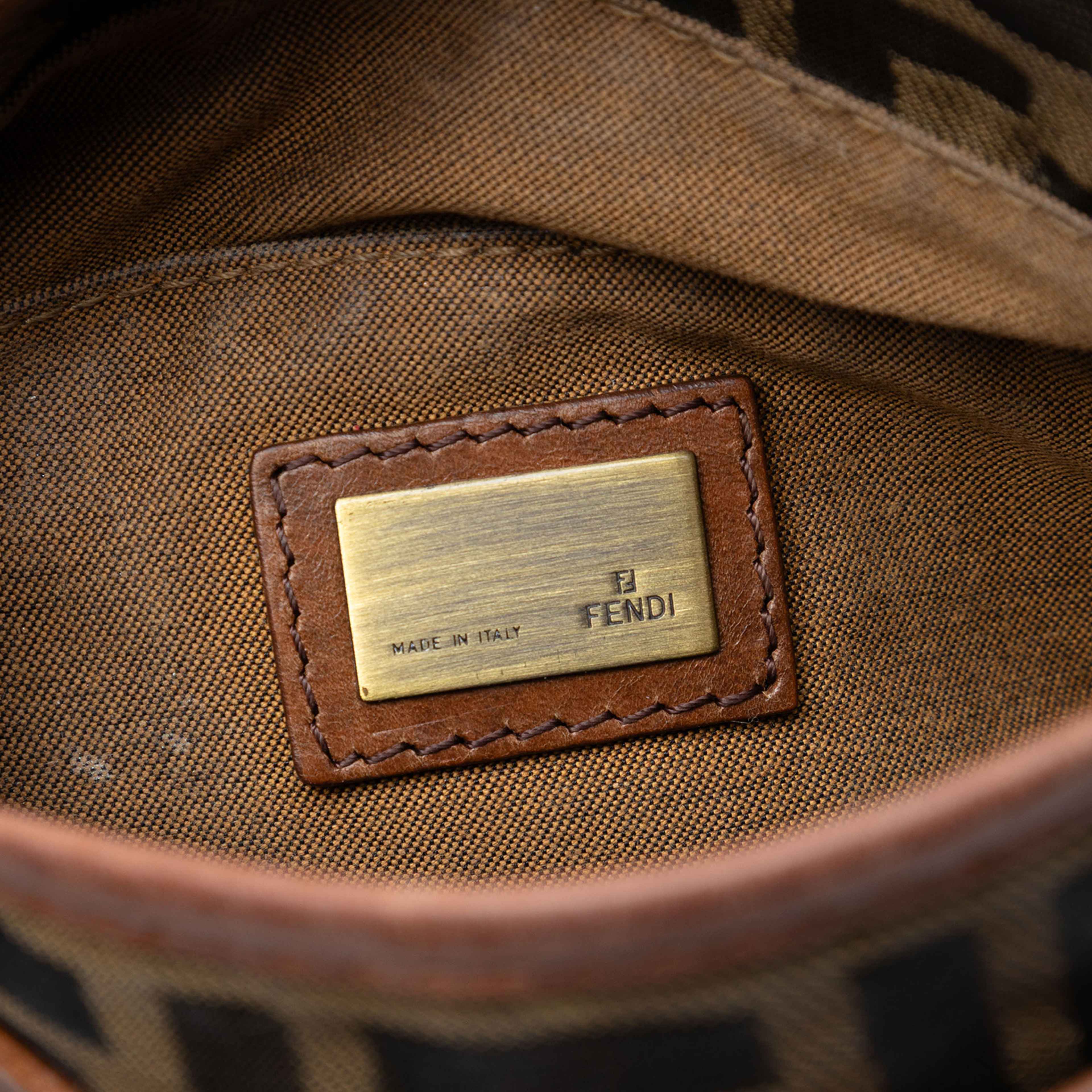 Fendi Mini Ff Zucca Canvas Crossbody, från Luxclusif, i färgen brown. Klicka för att öppna bilden i stort format