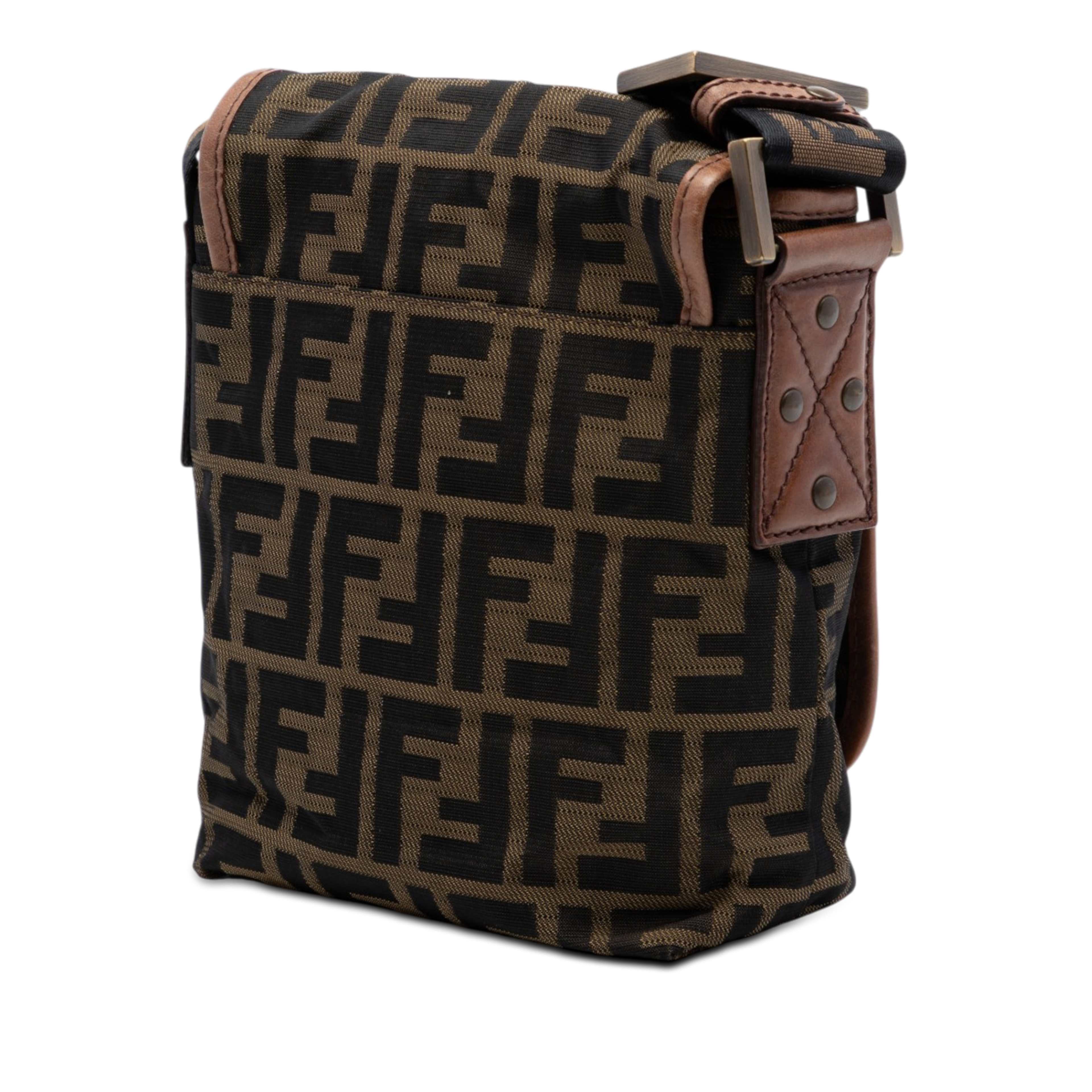 Fendi Mini Ff Zucca Canvas Crossbody, från Luxclusif, i färgen brun. Klicka för att öppna bilden i stort format