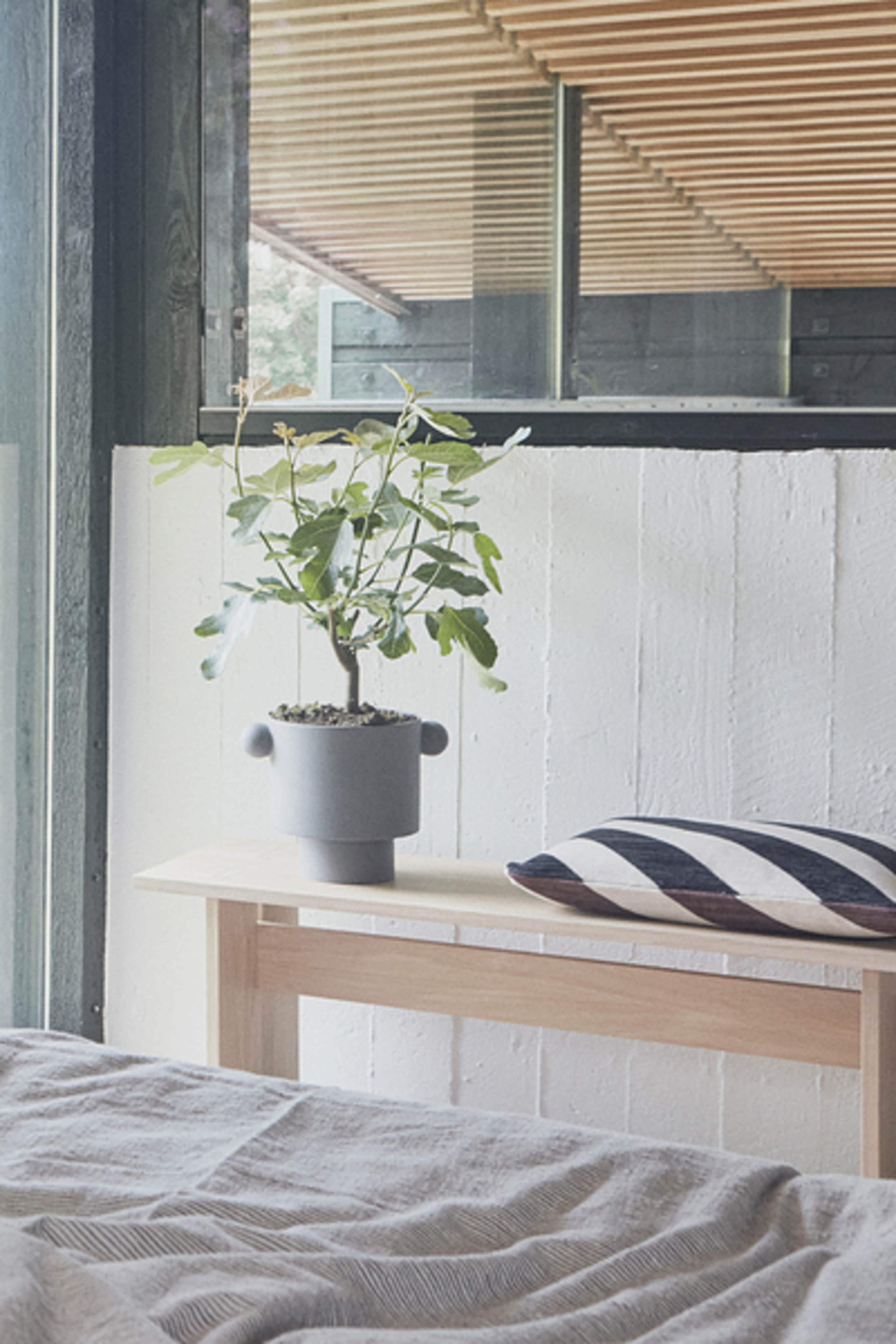 Inka Kana Pot, från OYOY Living, i färgen anthracite. Klicka för att öppna bilden i stort format