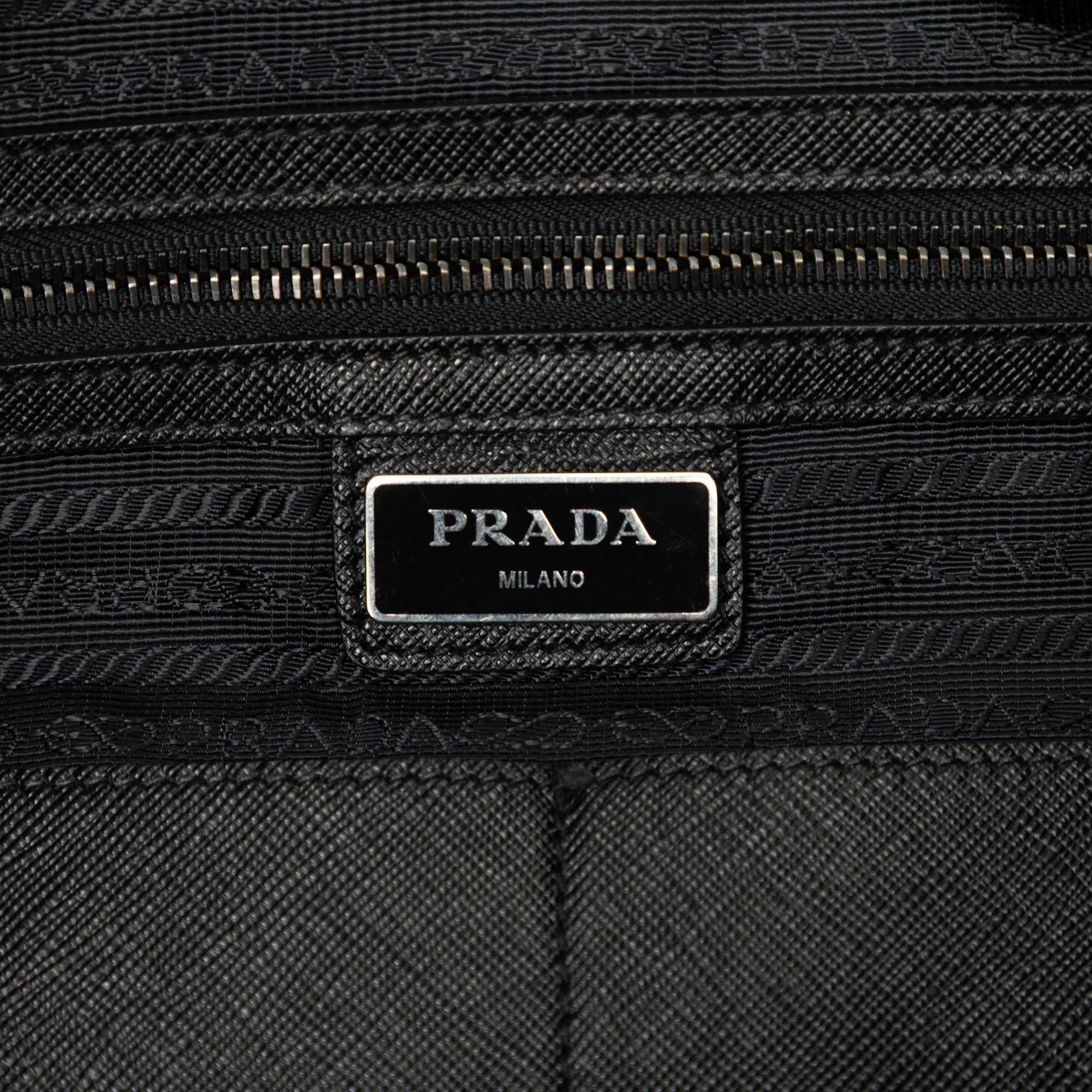 Prada Tessuto Tote, från Luxclusif, i färgen svart. Klicka för att öppna bilden i stort format