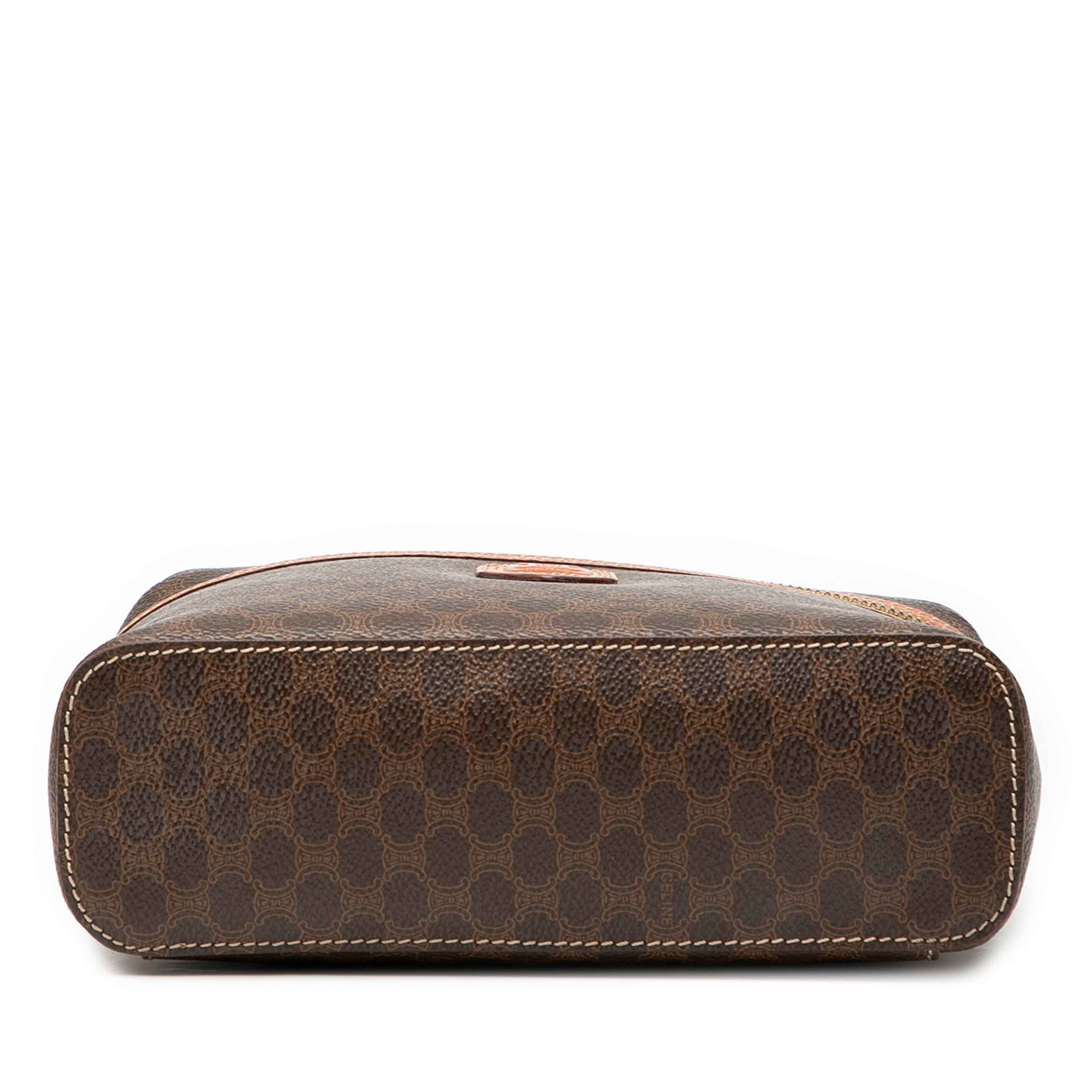 Celine Macadam Coated Canvas Vanity Bag, från Luxclusif, i färgen brown. Klicka för att öppna bilden i stort format