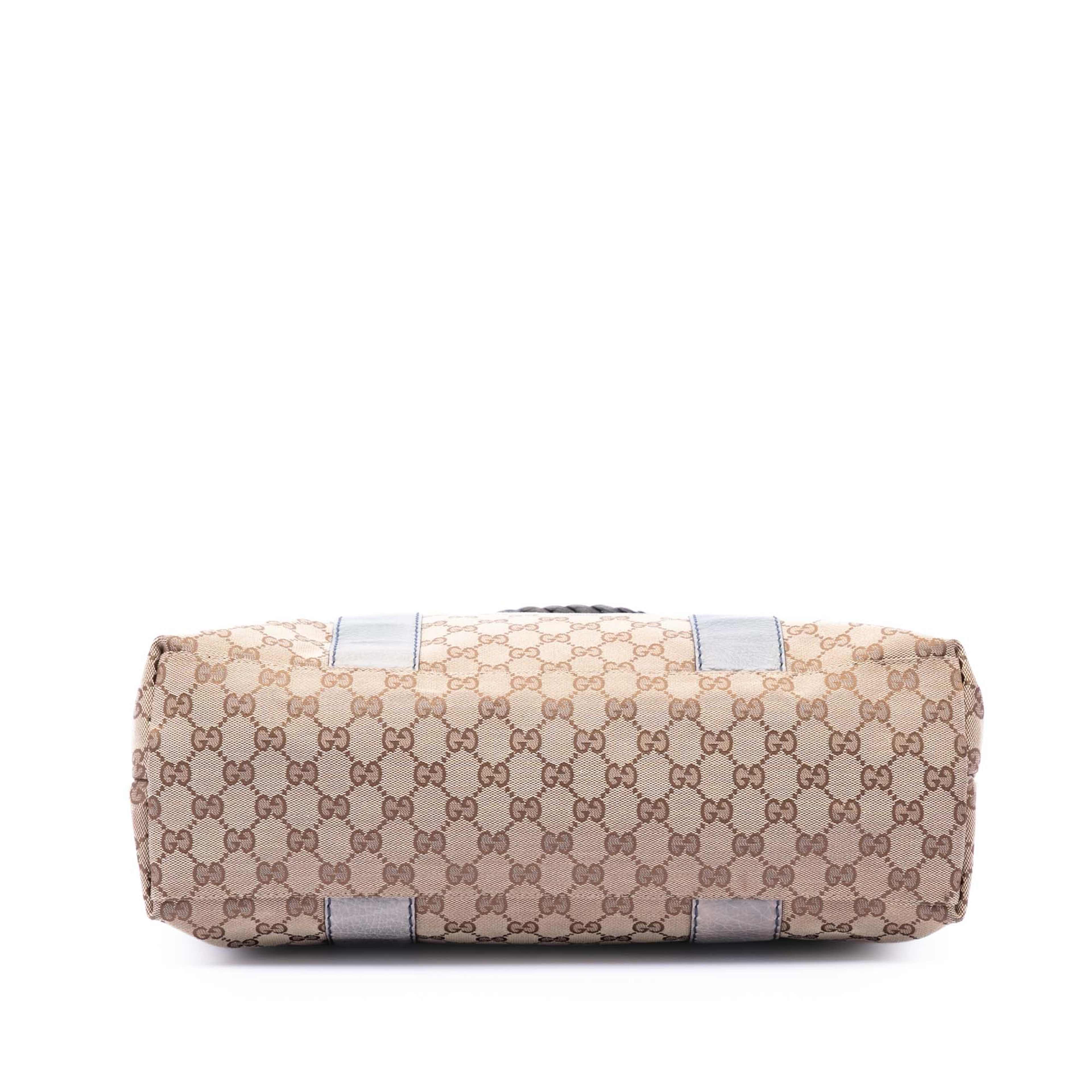 Gucci Gg Canvas Sukey Shoulder Bag, från Luxclusif, i färgen beige. Klicka för att öppna bilden i stort format