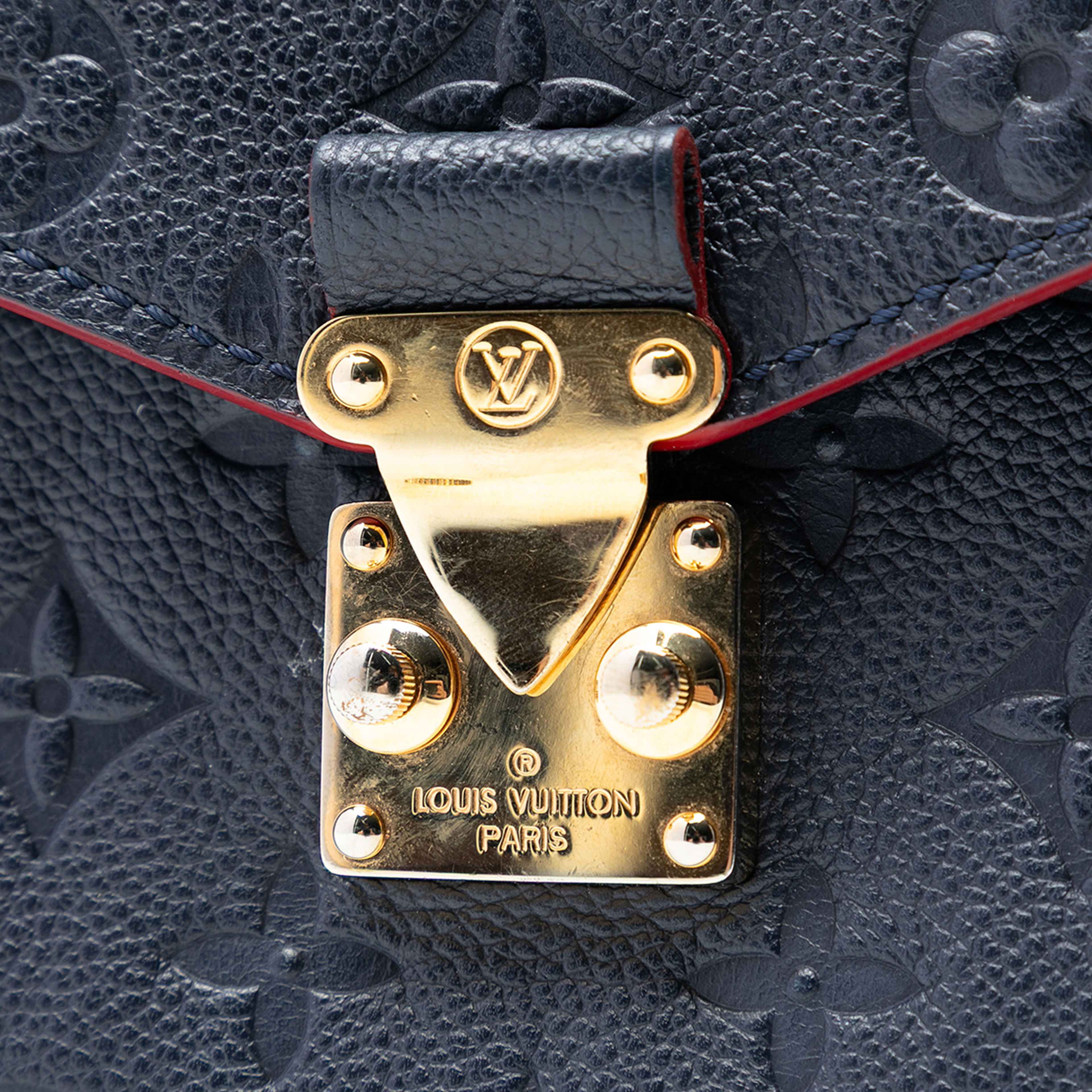 Louis Vuitton Monogram Empreinte Pochette Metis, från Luxclusif, i färgen blå. Klicka för att öppna bilden i stort format