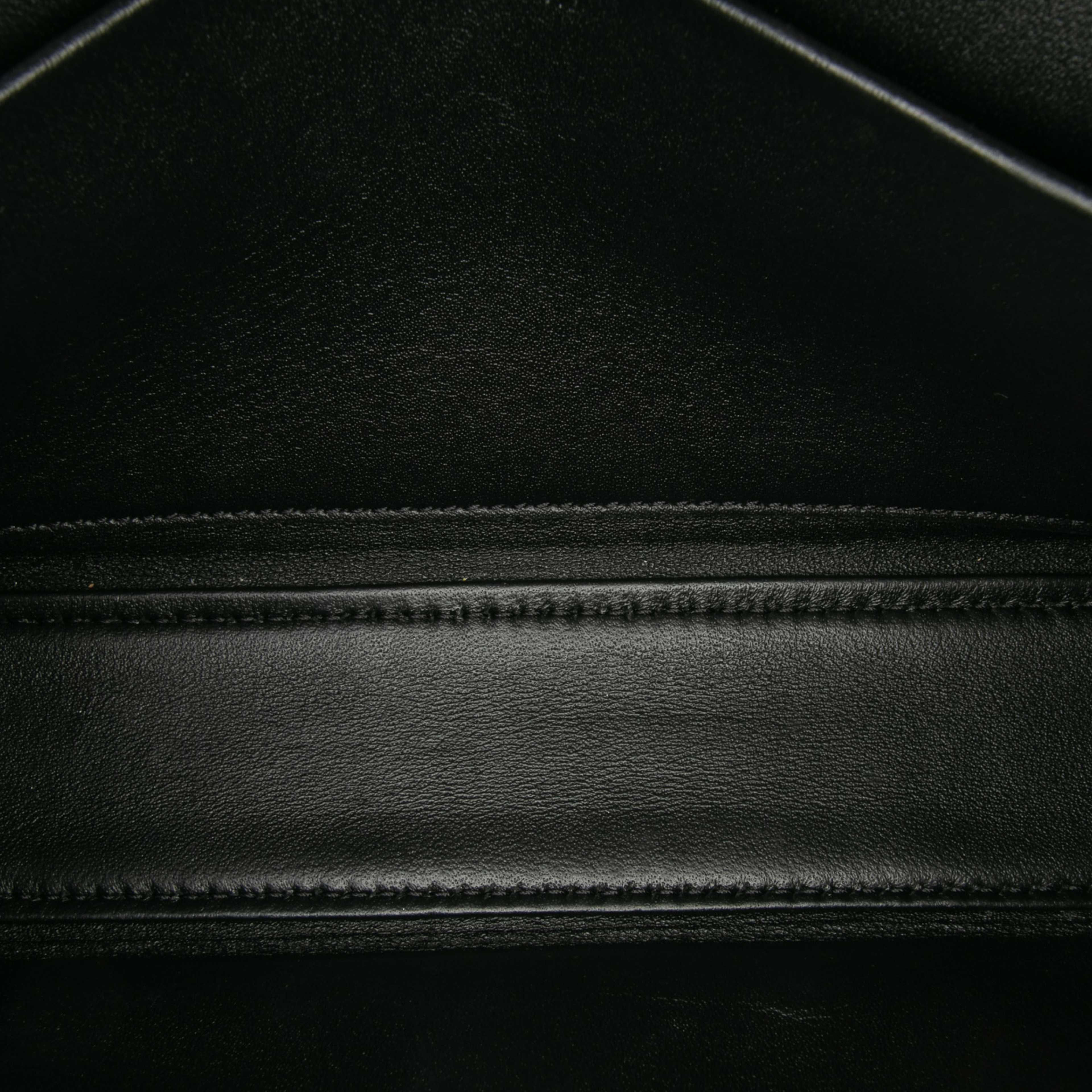 Celine Smooth Calfskin Cuir Triomphe Chain Shoulder Bag, från Luxclusif, i färgen black.