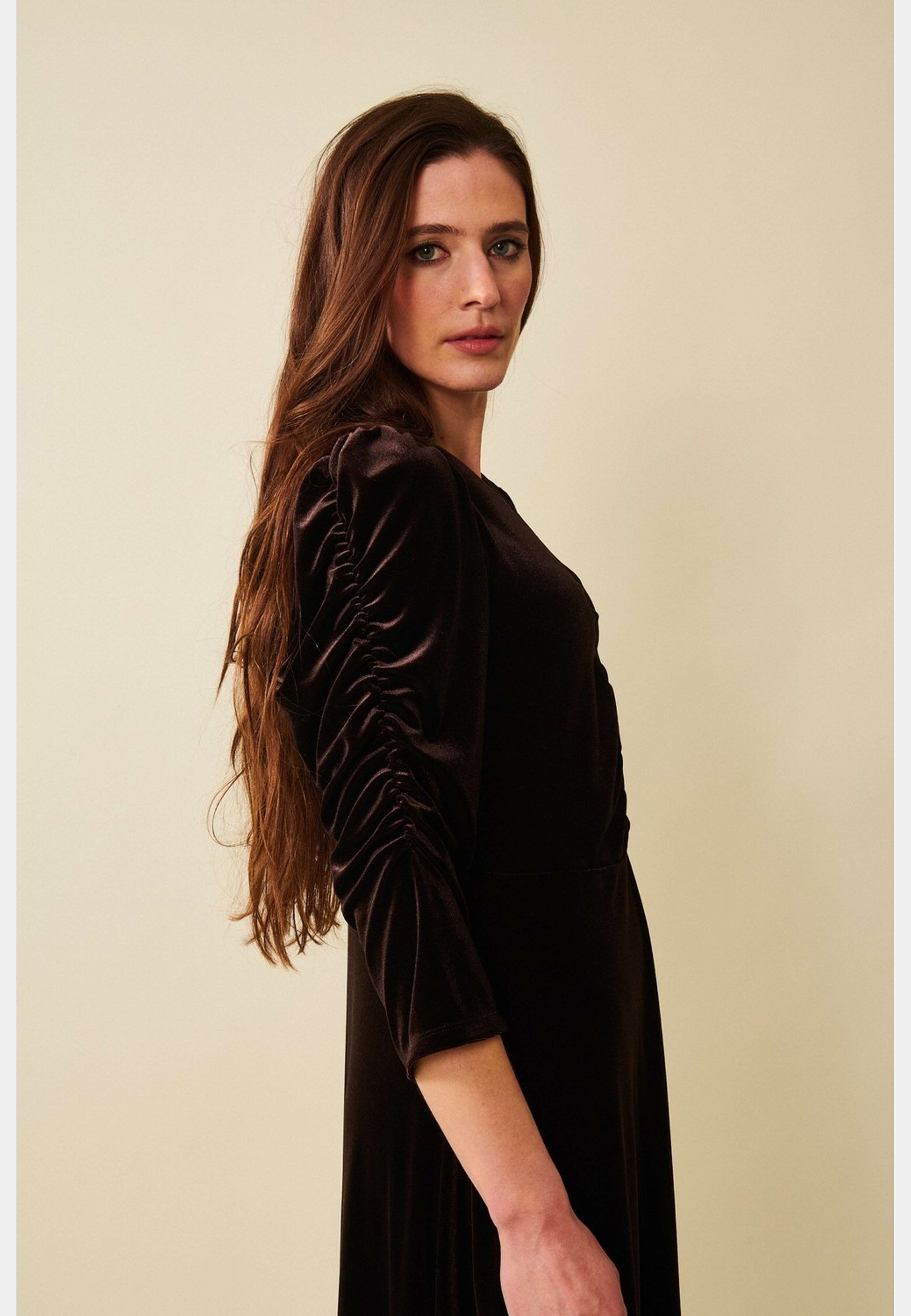 Kali Dress, från Jumperfabriken, i färgen dk brown. Klicka för att öppna bilden i stort format