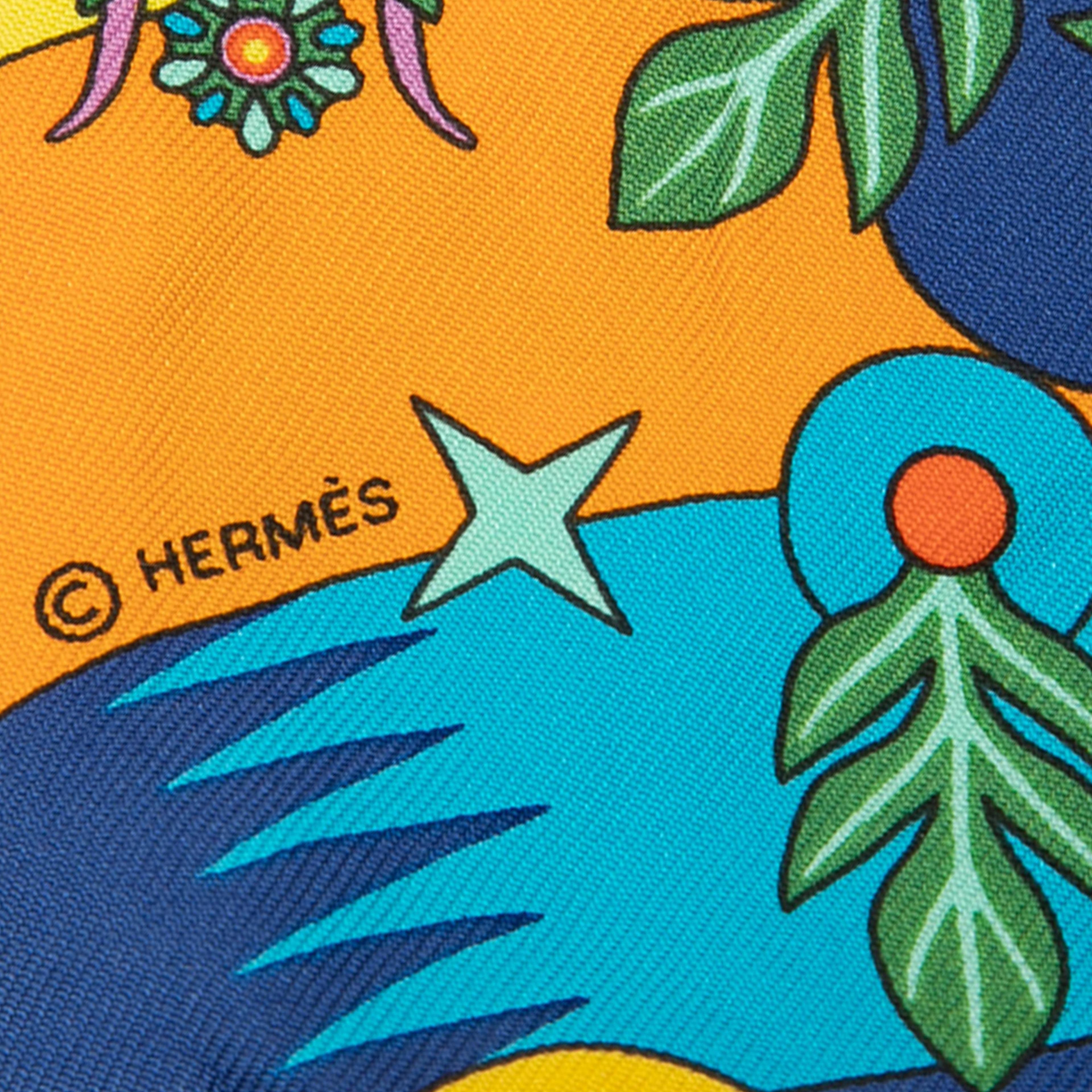 Hermès La Source De Pegase Silk Twilly Scarf, från Luxclusif, i färgen orange. Klicka för att öppna bilden i stort format